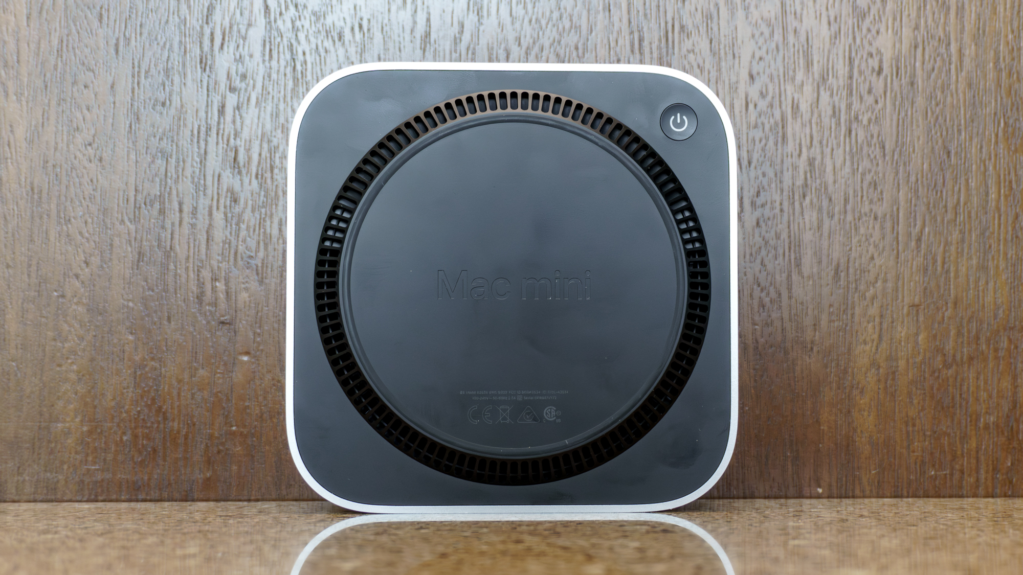 الجانب السفلي وزر الطاقة لجهاز Mac mini M6