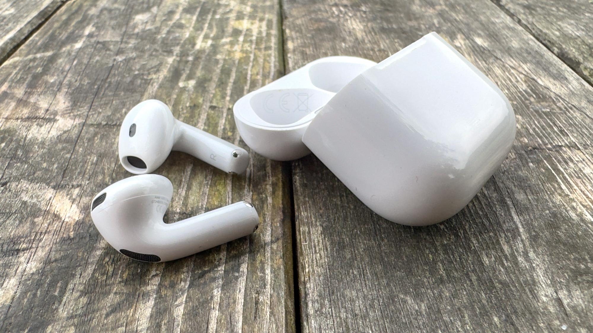 سماعات AirPods 4 على طاولة