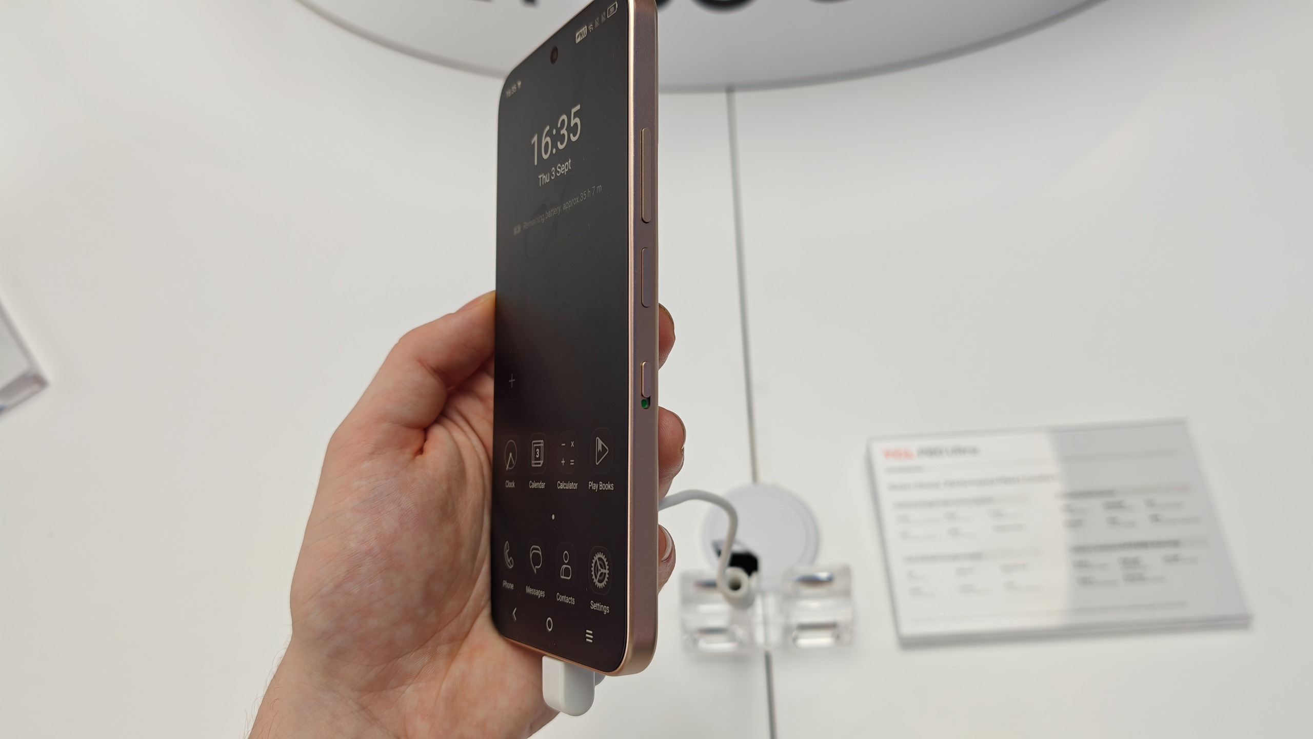 هاتف TCL P80 Ultra في يد رجل