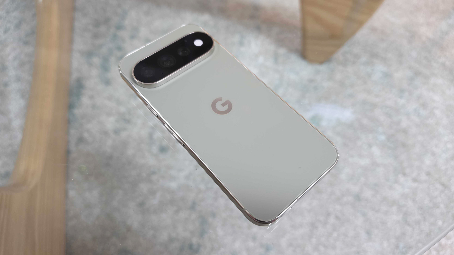 هاتف Google Pixel 11 Pro موضوعًا وجهه لأسفل على طاولة زجاجية