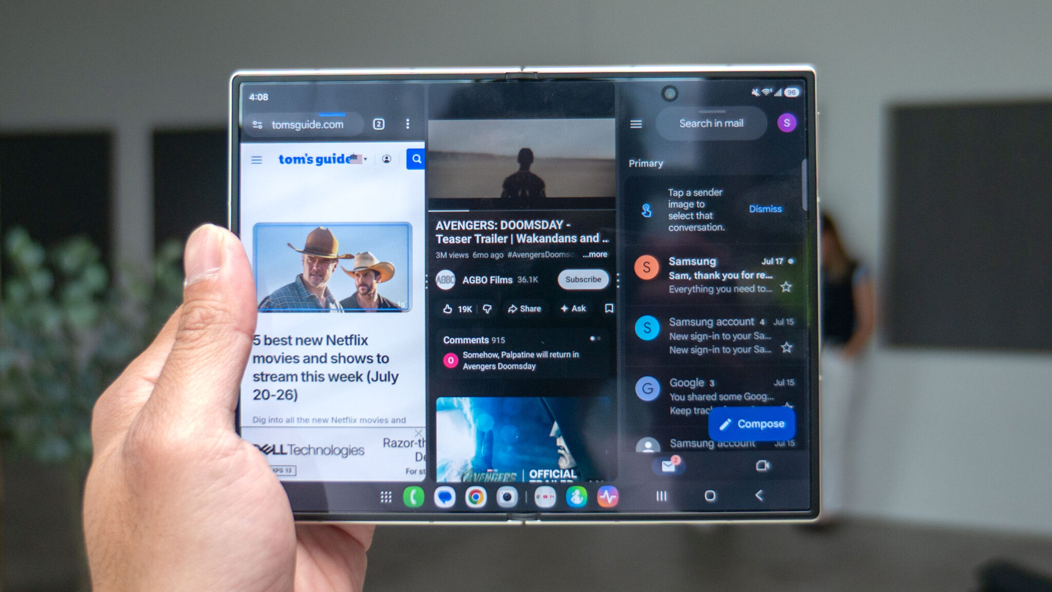 هاتف Galaxy Z Fold 8 معروض باليد