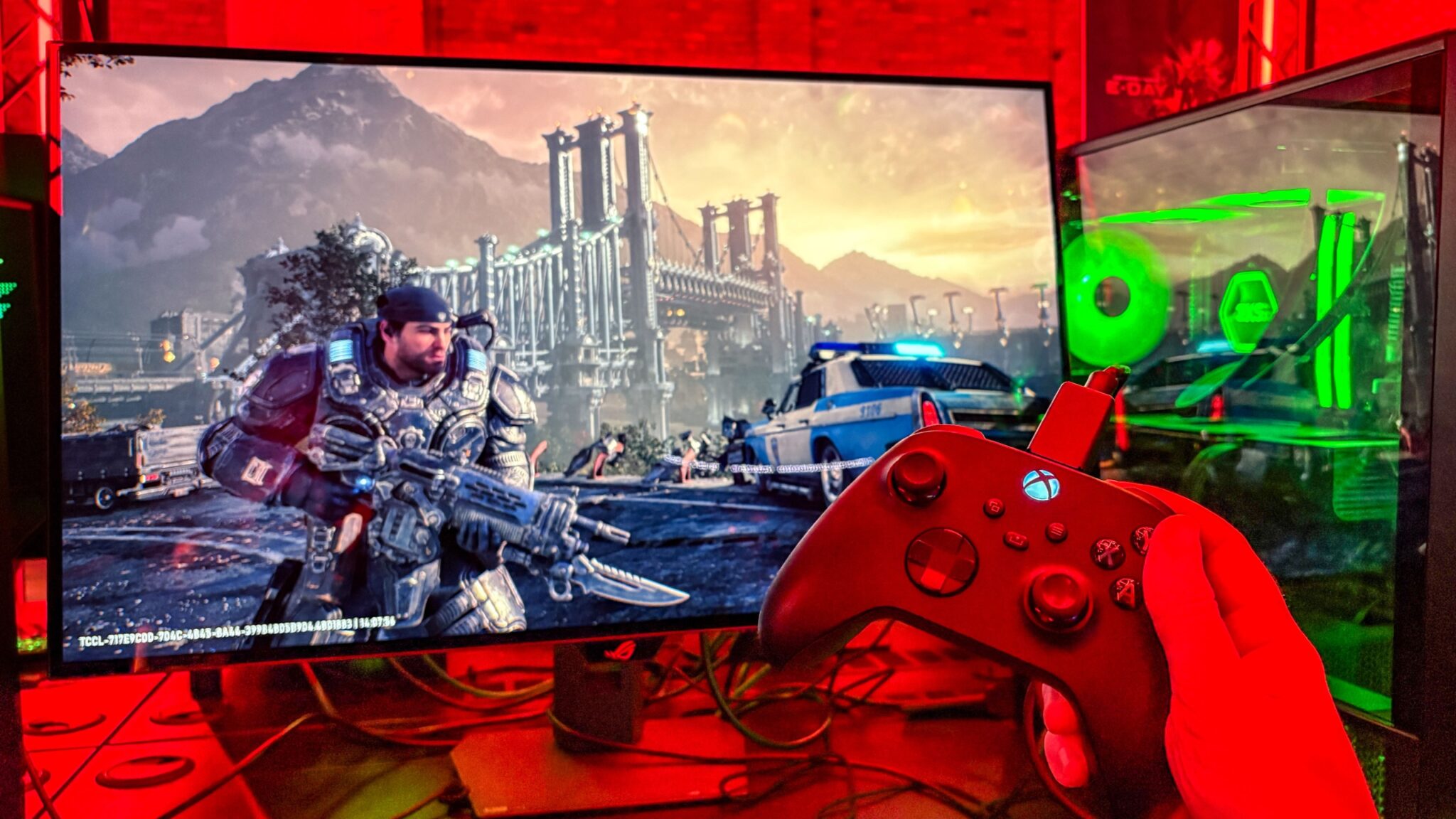 لعبة Gears of War: E-Day معروضة على شاشة وبجانبها يد تحكم Xbox