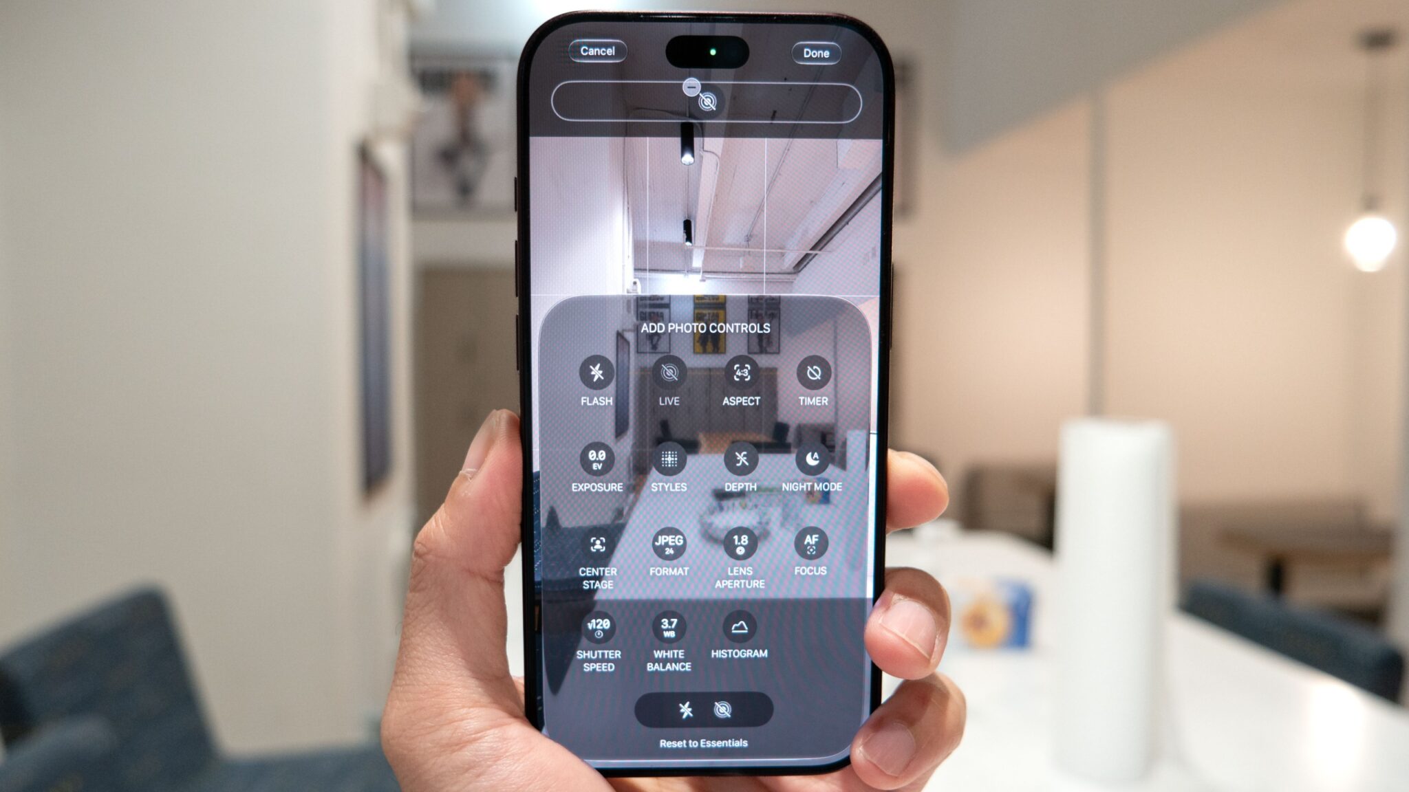 هاتف iPhone 18 Pro يعرض أدوات التحكم الاحترافية (Pro Controls).