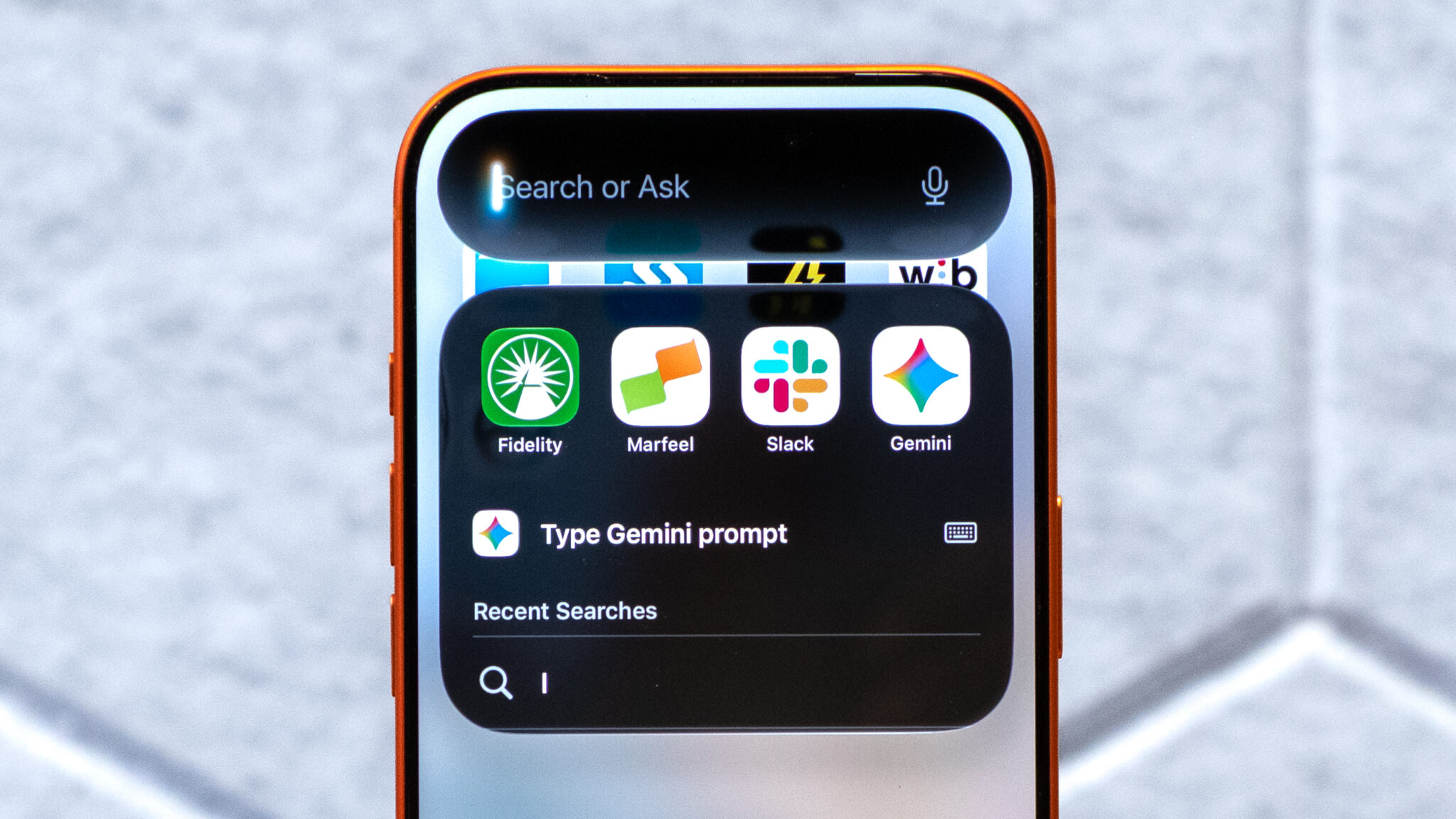 مساعد Siri AI يعمل على iPhone 17 Pro بنظام iOS 27.