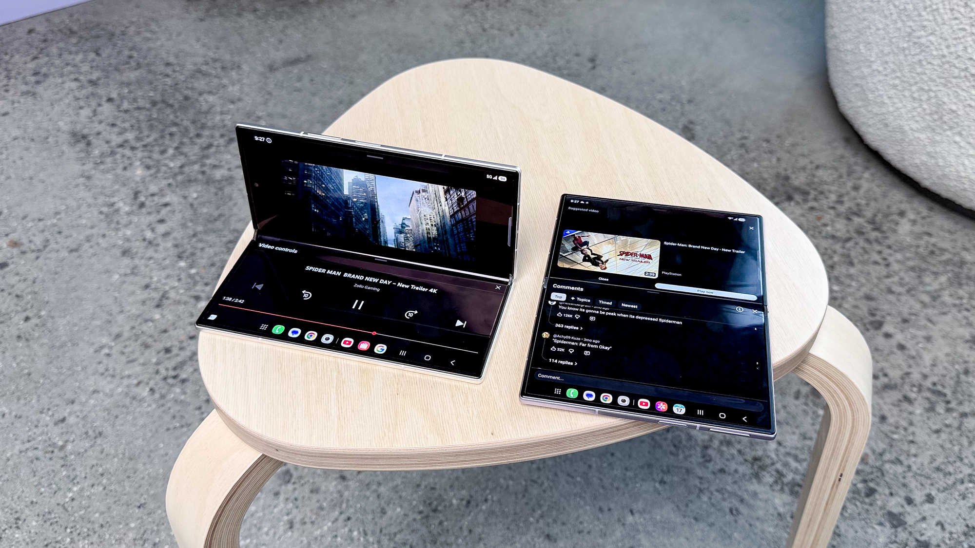 هاتف Galaxy Z Fold 8 Ultra معروض في اليد