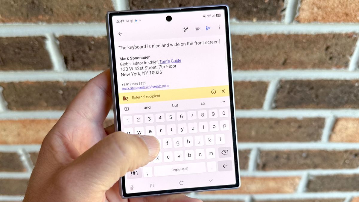 هاتف Galaxy Z Fold 8 معروض وهو محمول باليد