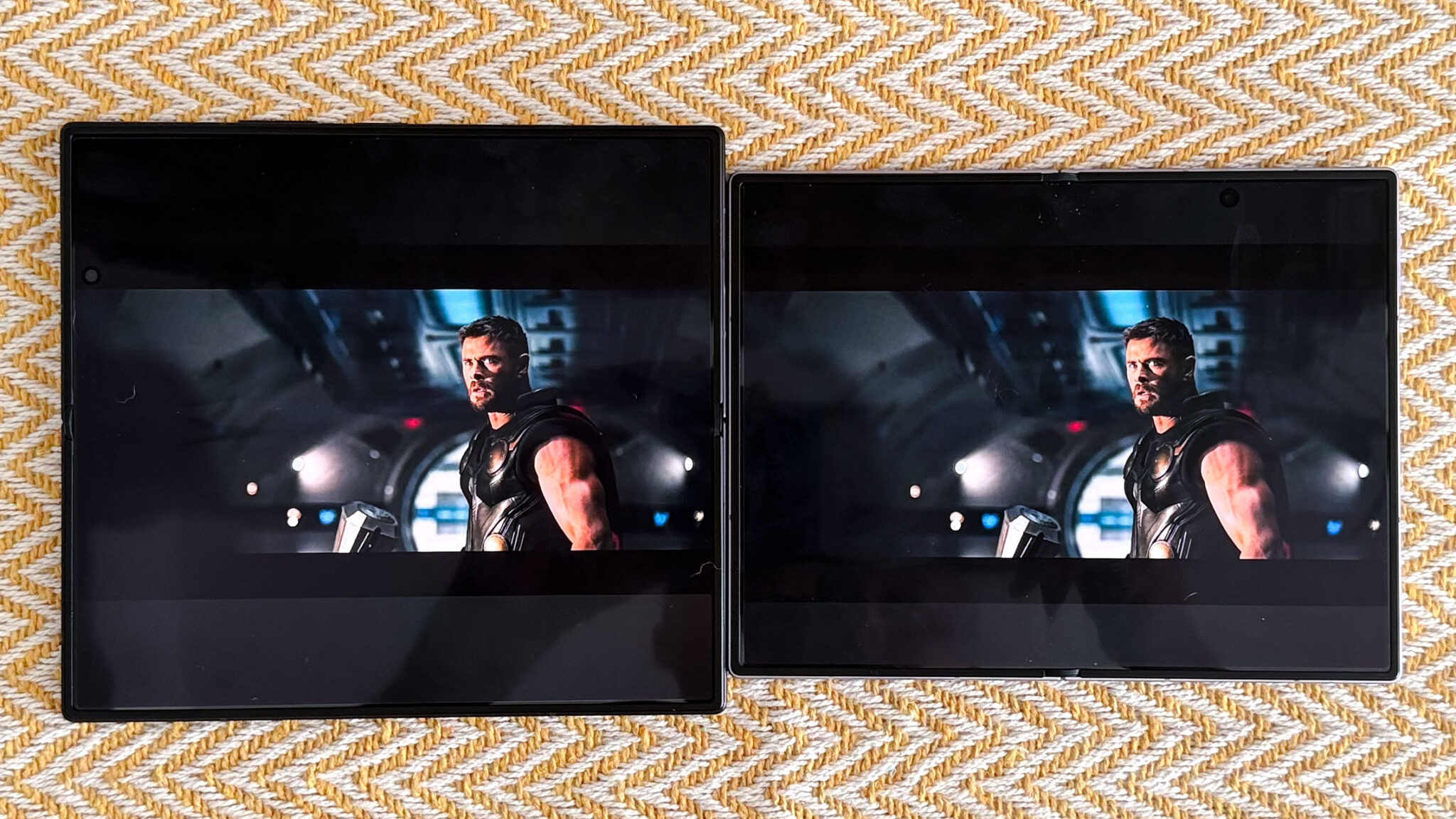 هاتف Galaxy Z Fold 8 (على اليمين)