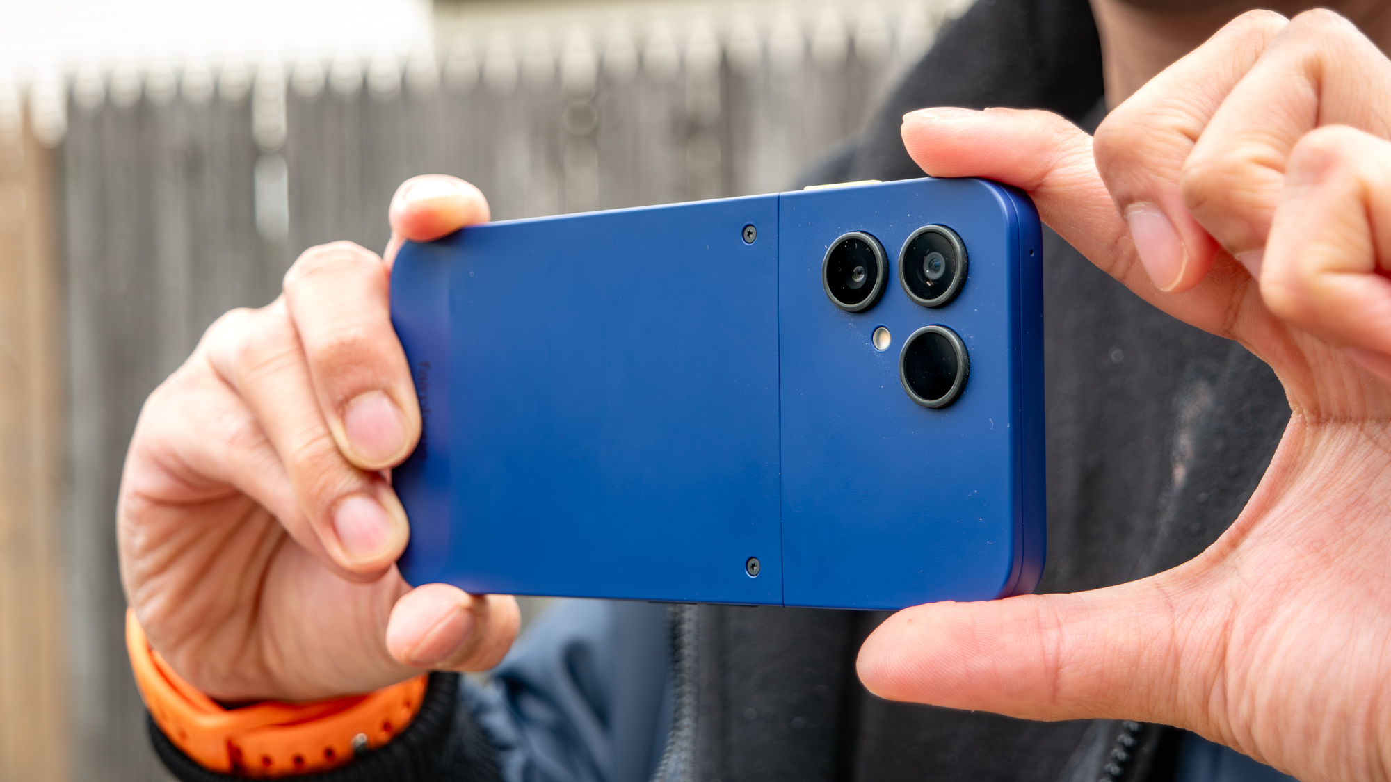 هاتف Fairphone 6+ يلتقط صورة.
