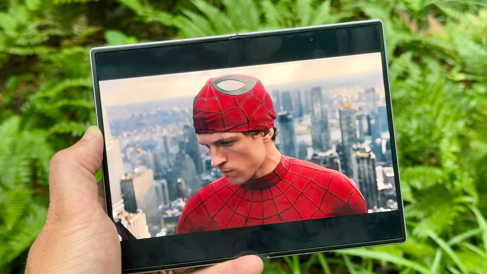 عرض إعلان فيلم Spider Man Brand New Day على Galaxy Z Fold 8