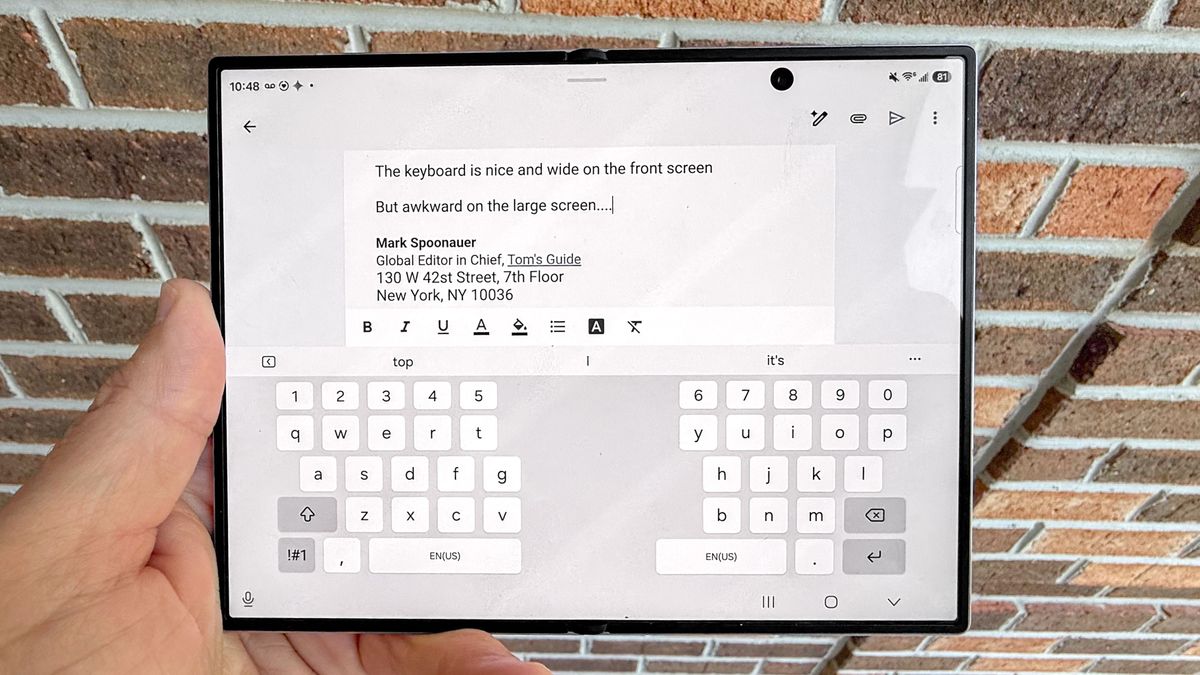 هاتف Galaxy Z Fold 8 معروض وهو محمول باليد