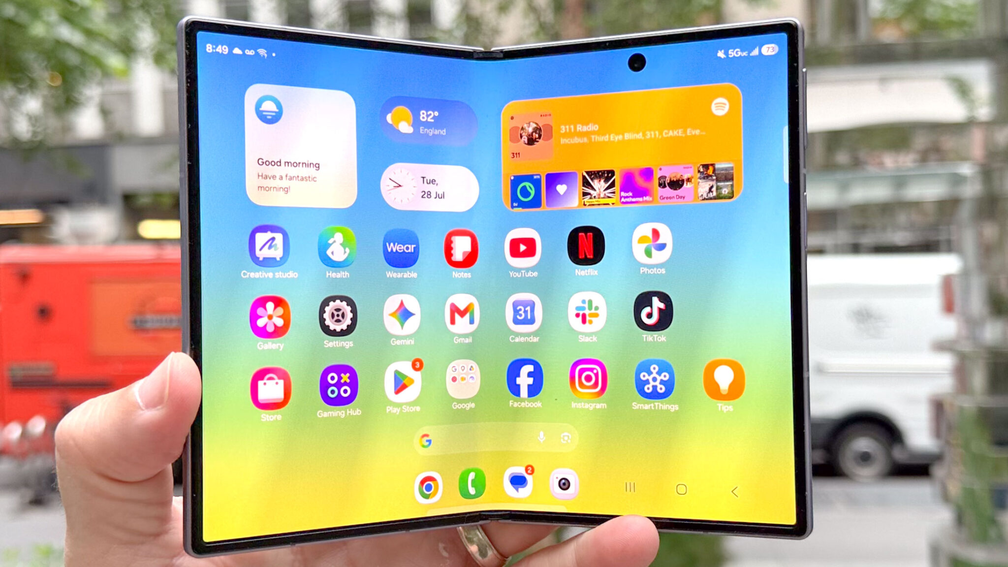 هاتف Galaxy Z Fold 8 معروض وهو محمول باليد