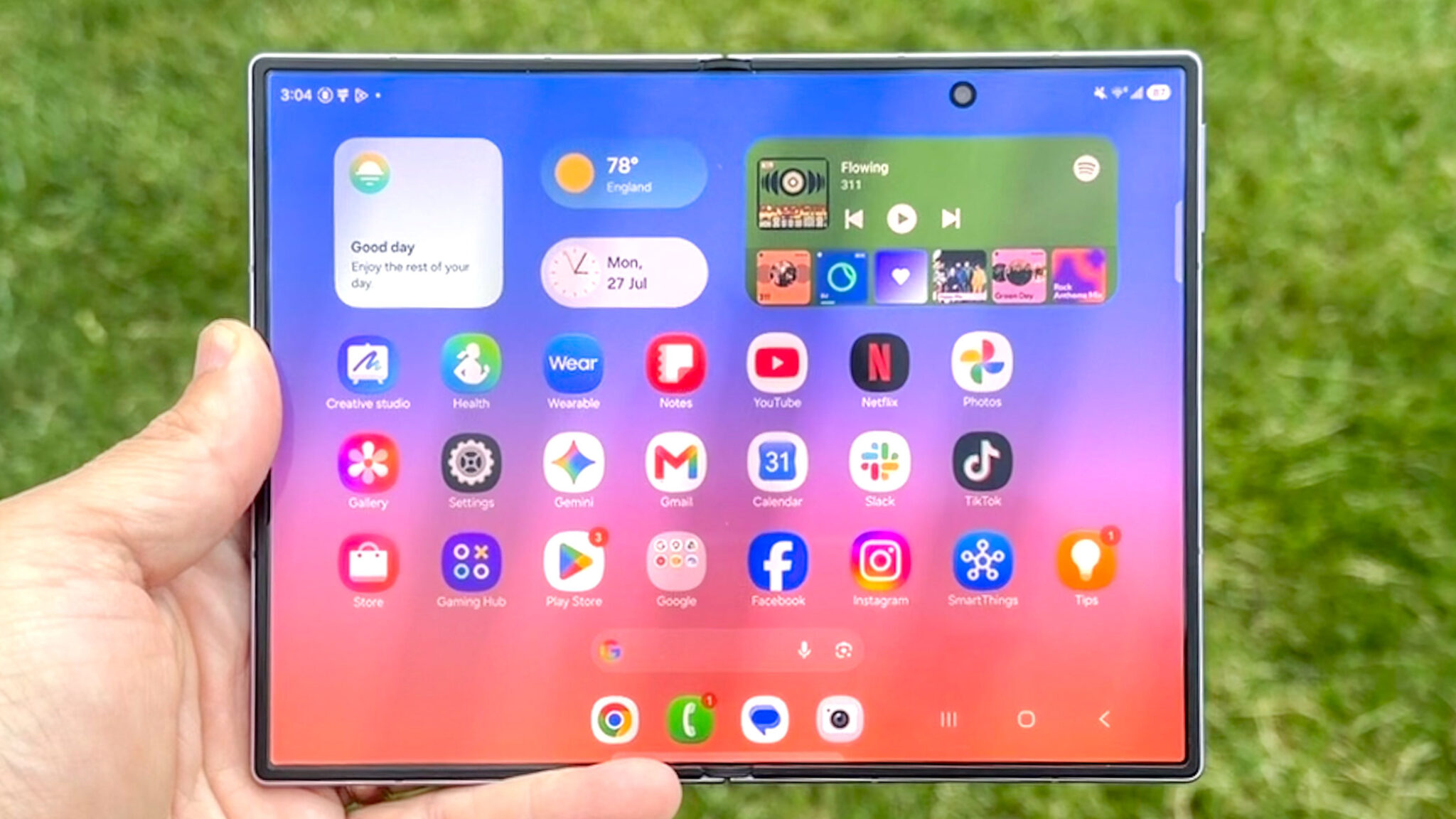 هاتف Galaxy Z Fold 8 يُعرض وهو محمول باليد