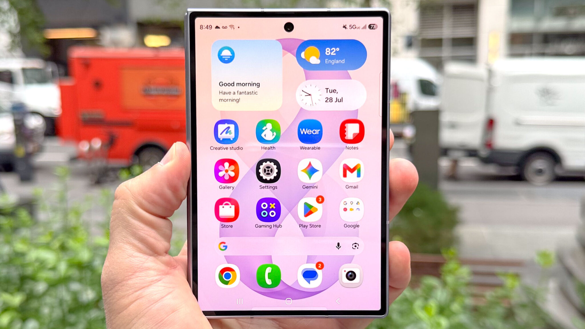هاتف Galaxy Z Fold 8 معروض وهو محمول باليد