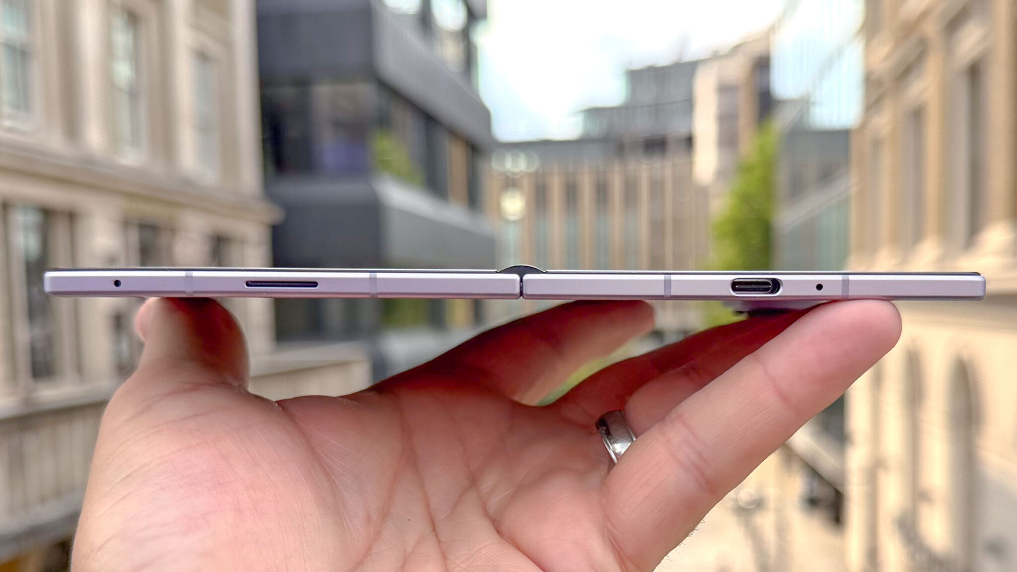 هاتف Galaxy Z Fold 8 معروض وهو محمول باليد