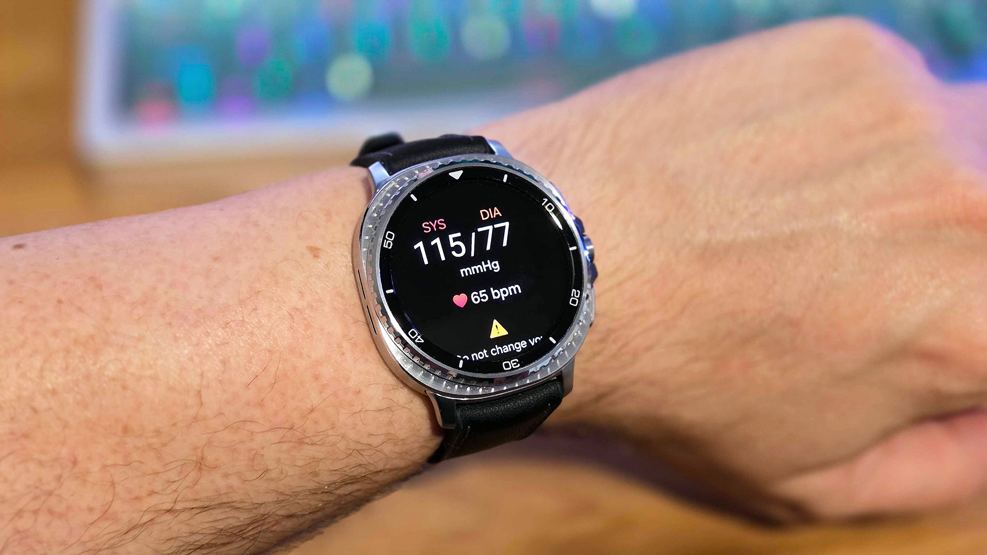 ساعة Samsung Galaxy Watch 8 Classic على معصم تعرض قراءة ضغط الدم