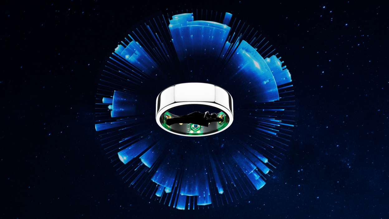 صورة لخاتم Oura مع أشرطة زرقاء حوله وشخص نائم