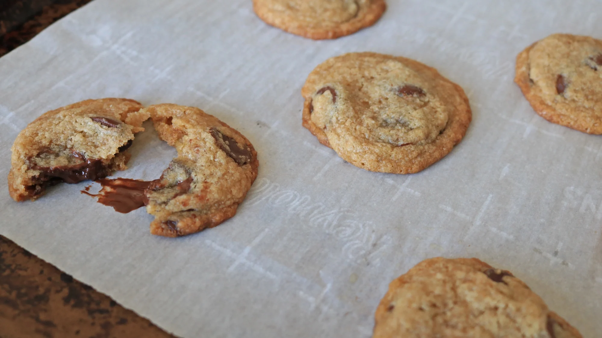 بسكويت رقائق الشوكولاتة على صينية.