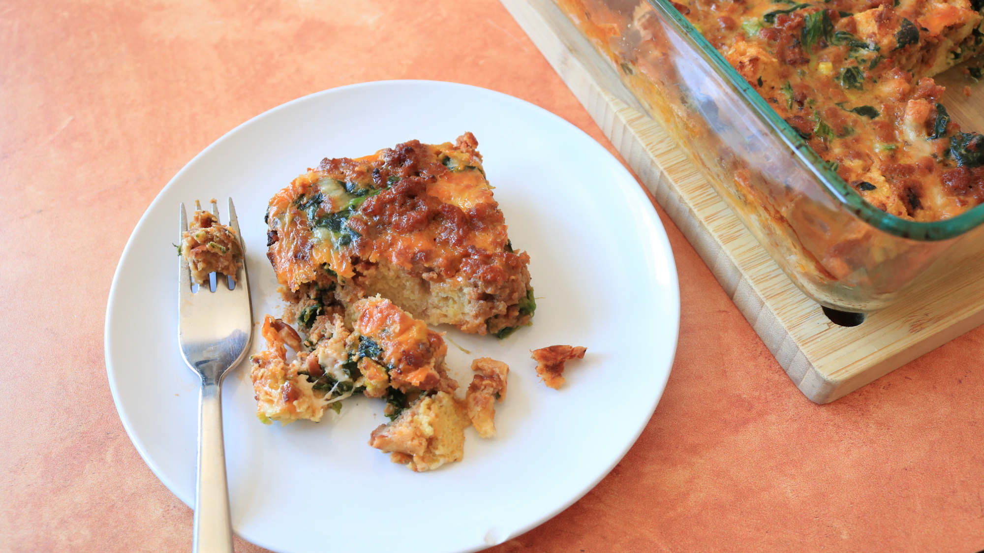 طبق غراتان نصف مأكول مع شوكة.