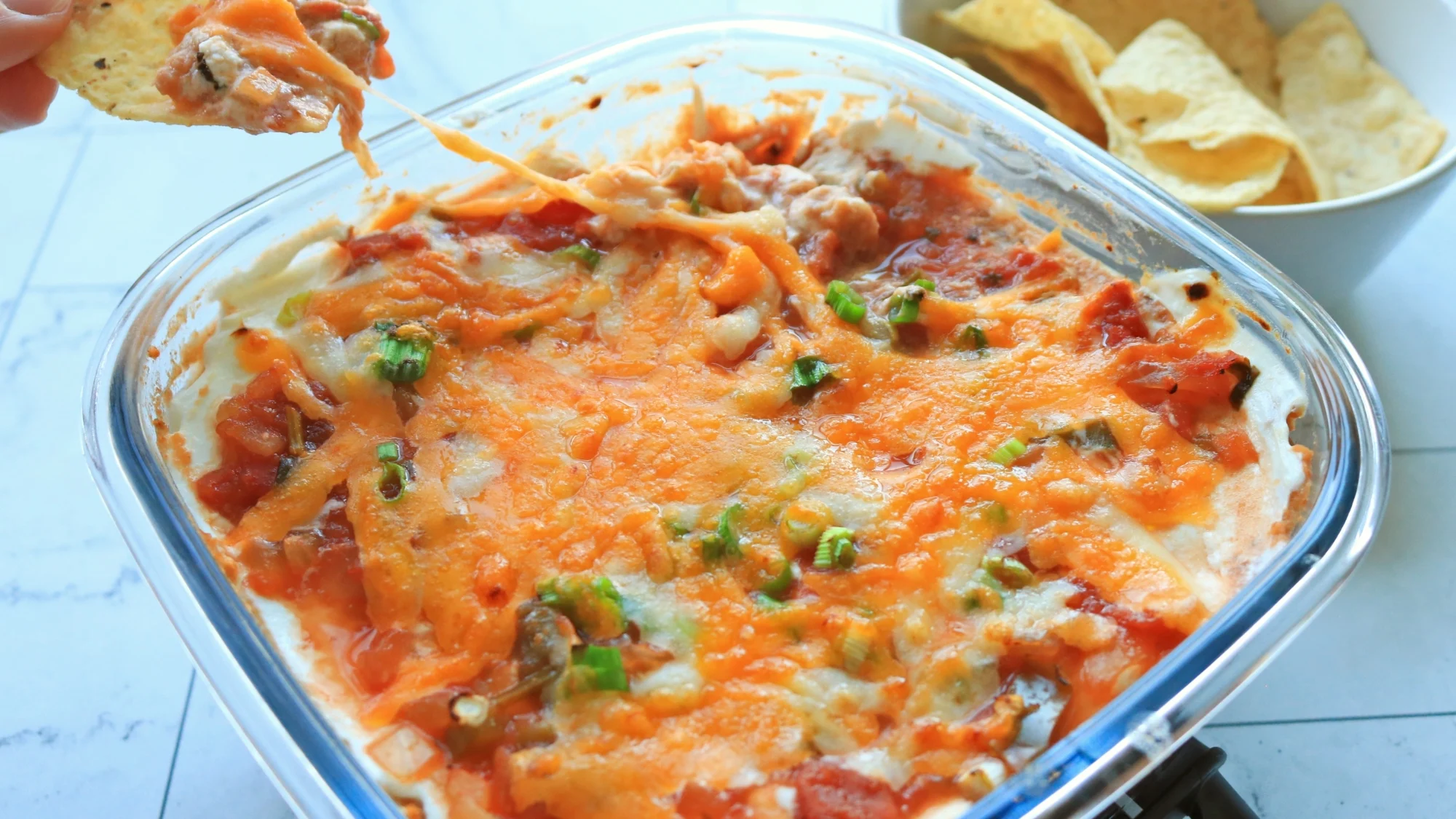 قطعة بطاطس تغمس في غموس الطبقات السبع.