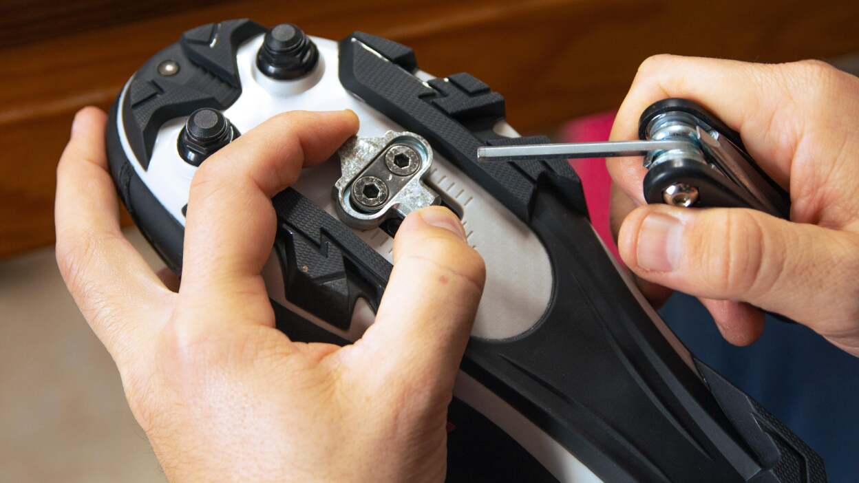 تركيب مرابط على حذاء ركوب الدراجات