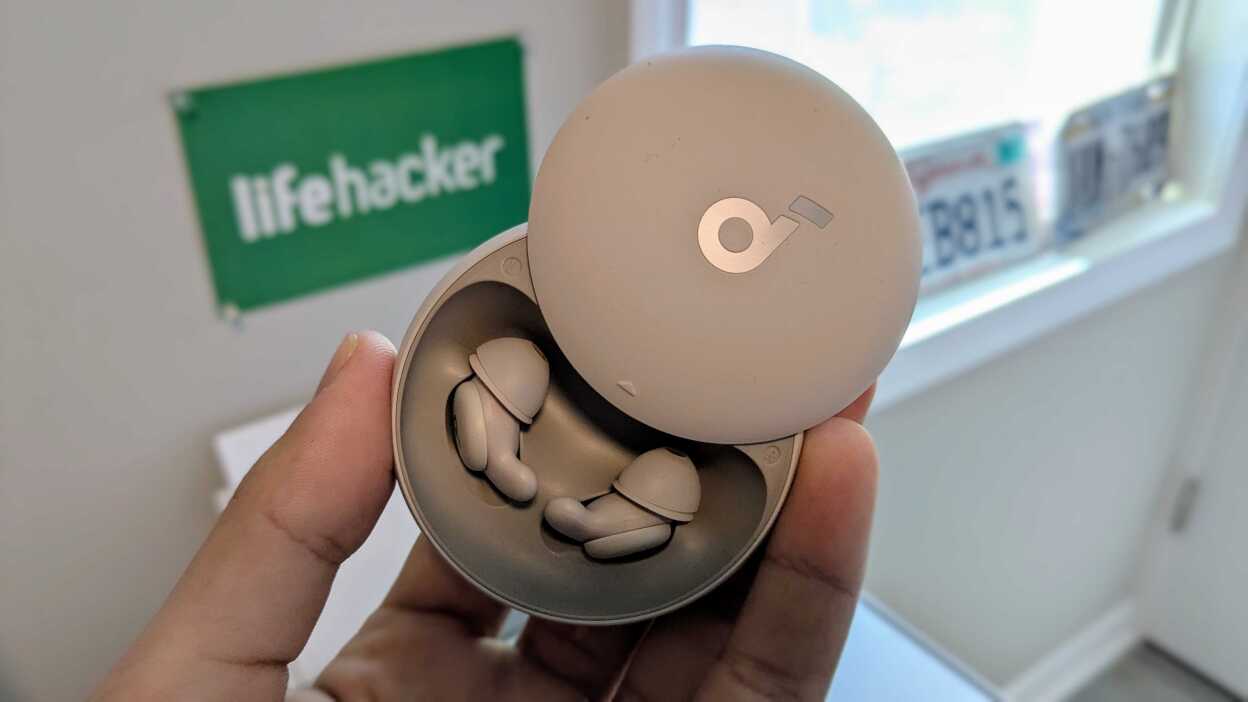 سماعات Soundcore Sleep A20 في يدي.