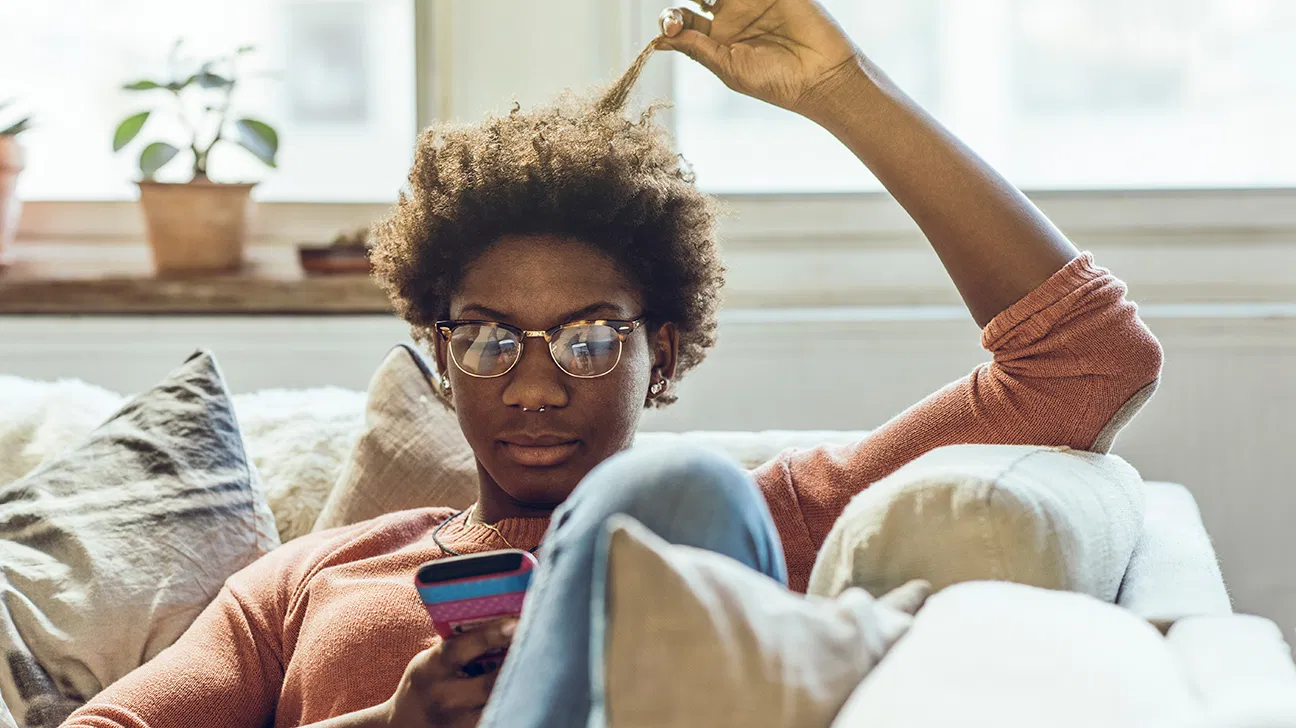 شخص يبحث عن علاج نفسي عبر الإنترنت على الهاتف