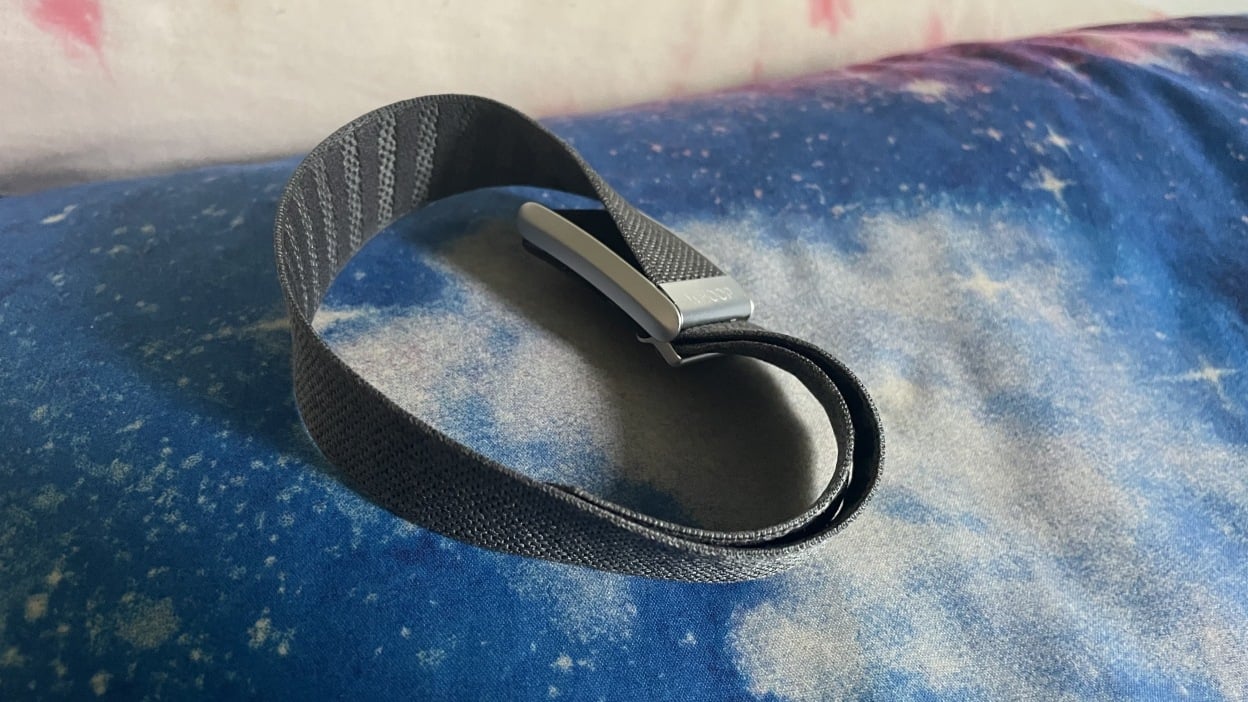 سوار Whoop على وسادة زرقاء