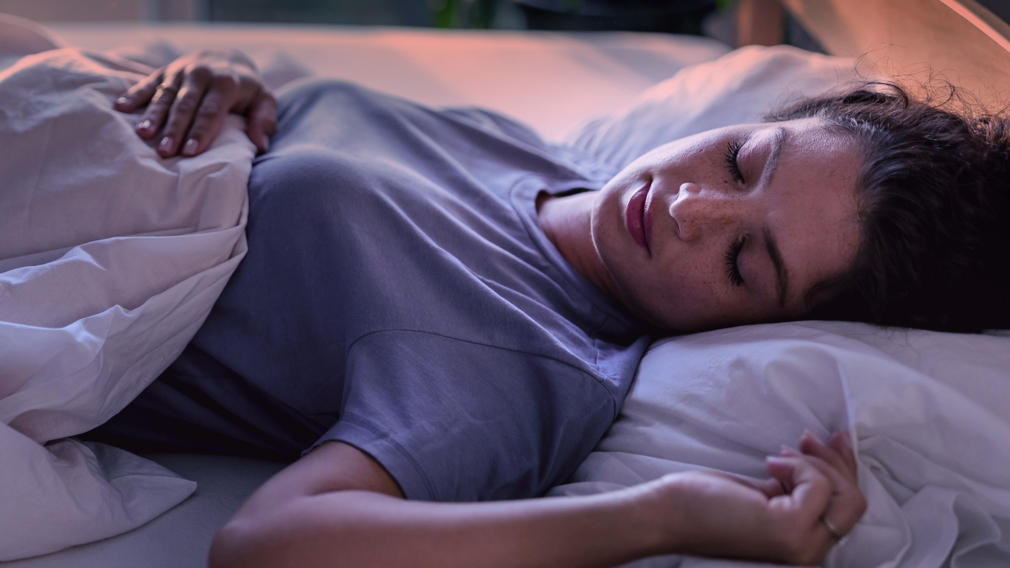 امرأة نائمة على ظهرها