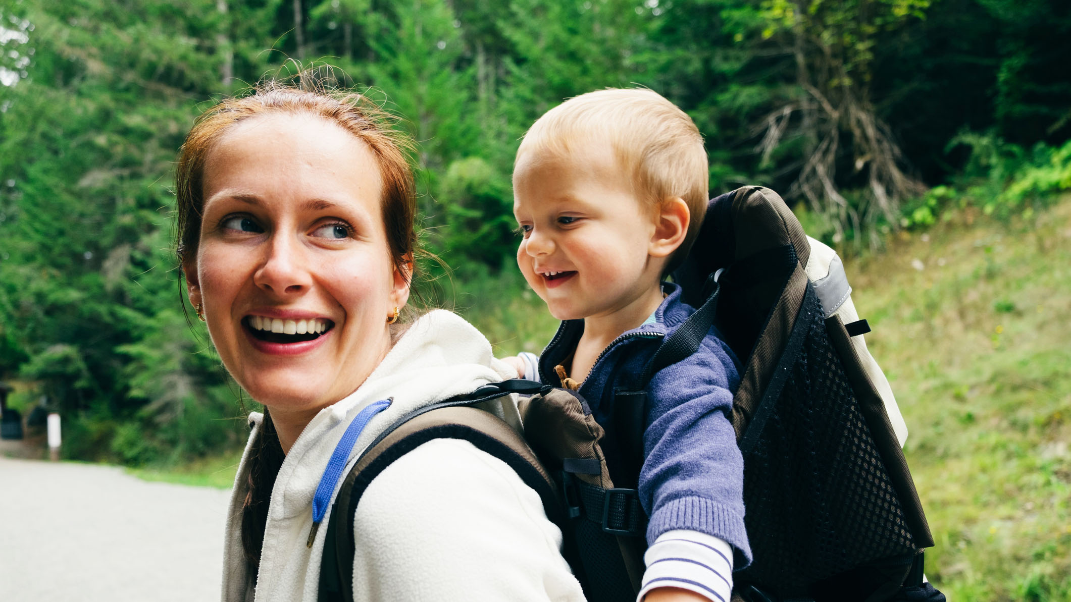 صورة لأم تمشي مع طفل