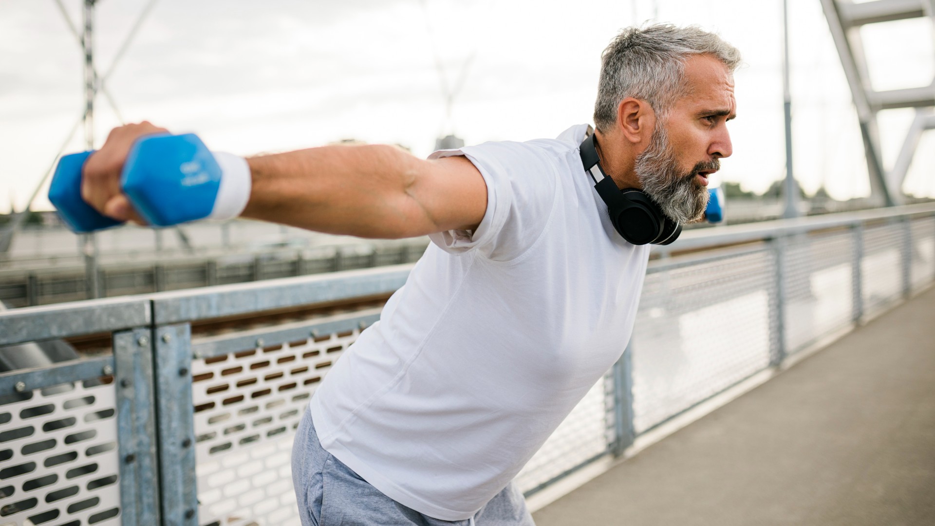 تمارين تقوية الظهر والورك والأرداف لكبار السن: 3 نصائح من مدرب شخصي لحماية ظهر والدك (72 عامًا) من الإصابات، دليل توم (Tom's Guide)