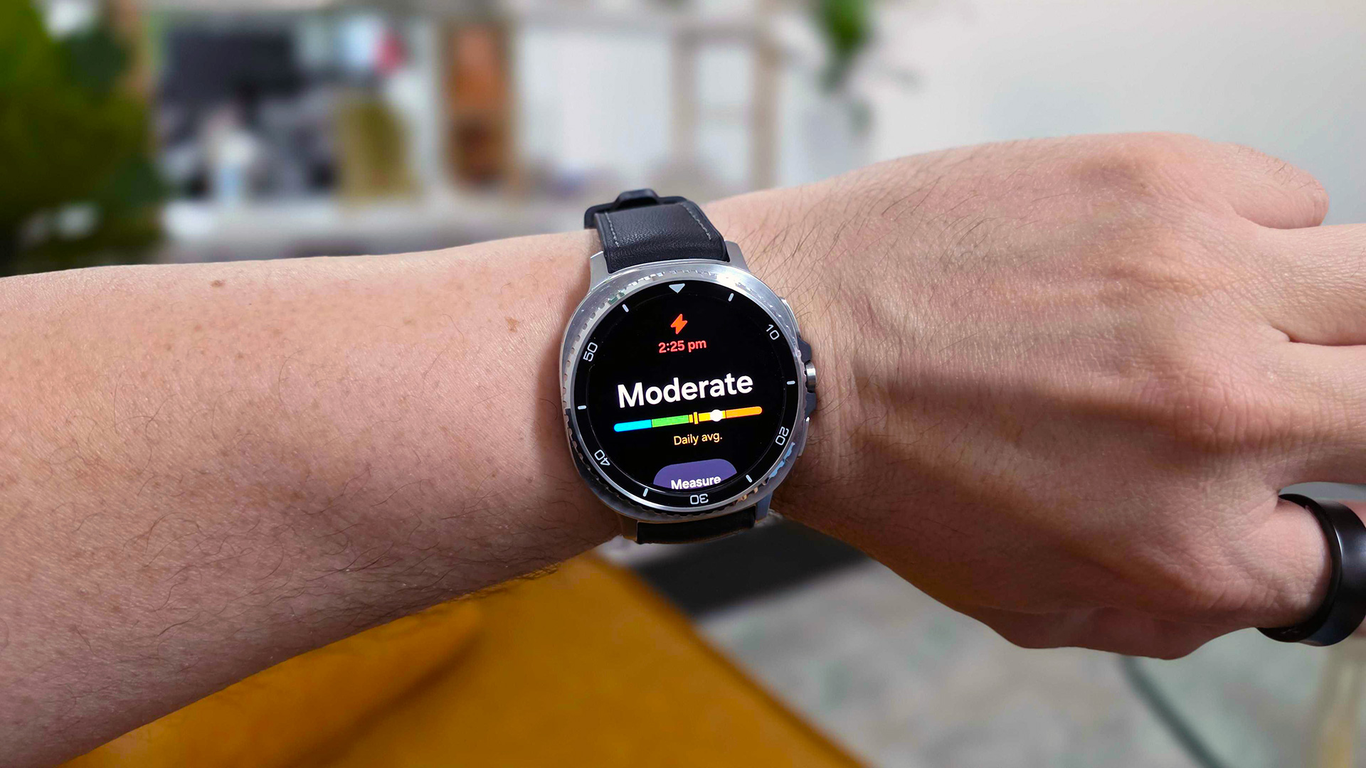 ساعة Samsung Galaxy Watch 8 Classic على المعصم تعرض قراءة مستوى الإجهاد