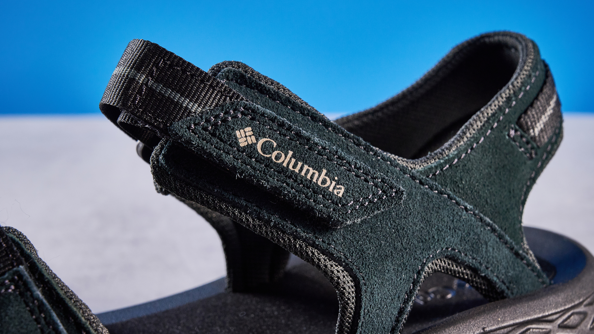 صنادل Columbia Konos Hiker 2-Strap للمشي لمسافات طويلة بخلفية Tom's Guide الزرقاء
