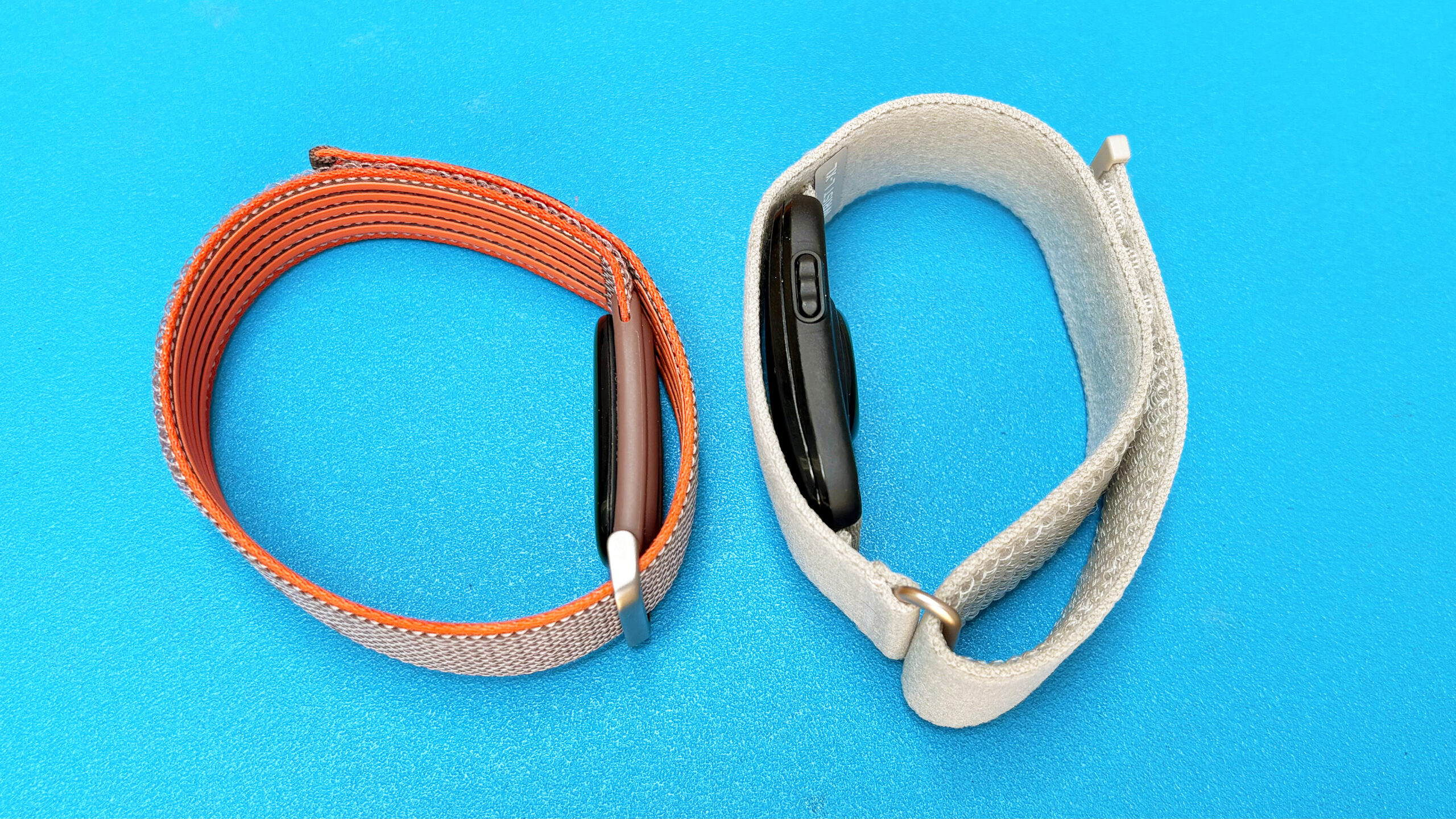 لقطة مقربة لـ Fitbit Air بجانب Garmin Cirqa