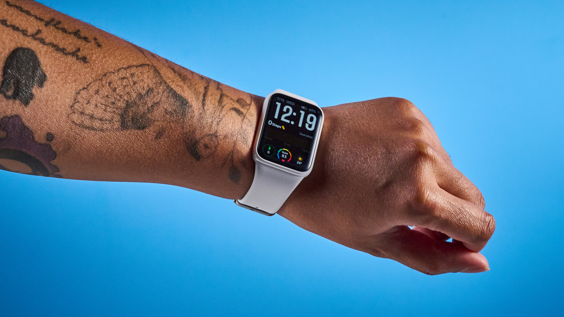 شخص يرتدي ساعة Xiaomi Smart Band 10 Pro