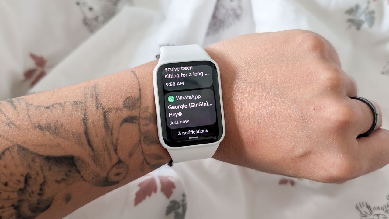 شخص يرتدي ساعة Xiaomi Smart Band 10 Pro الذكية