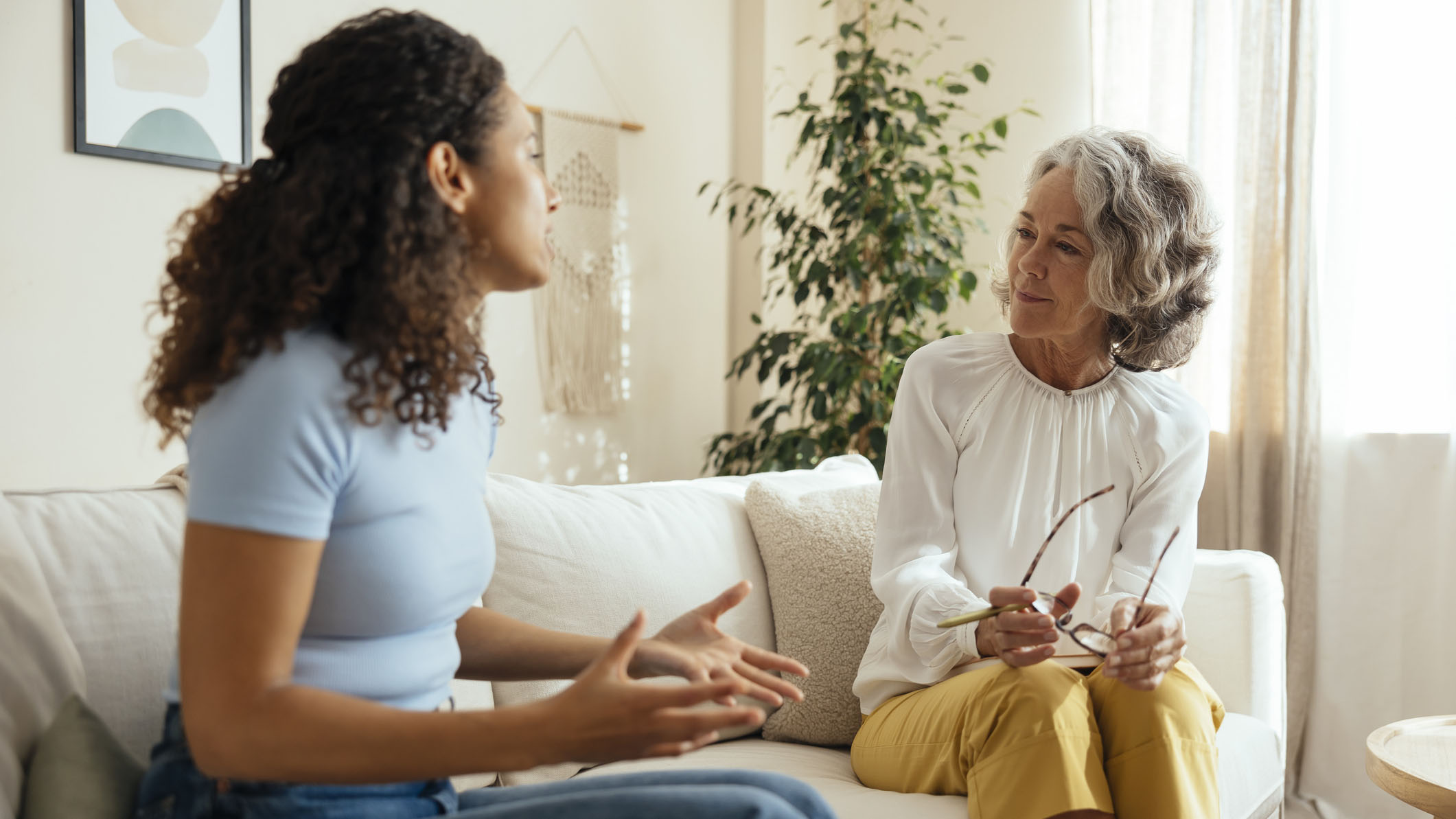 أخصائية في العلاج السلوكي المعرفي للأرق (CBT-I) تعالج امرأة مصابة بالأرق