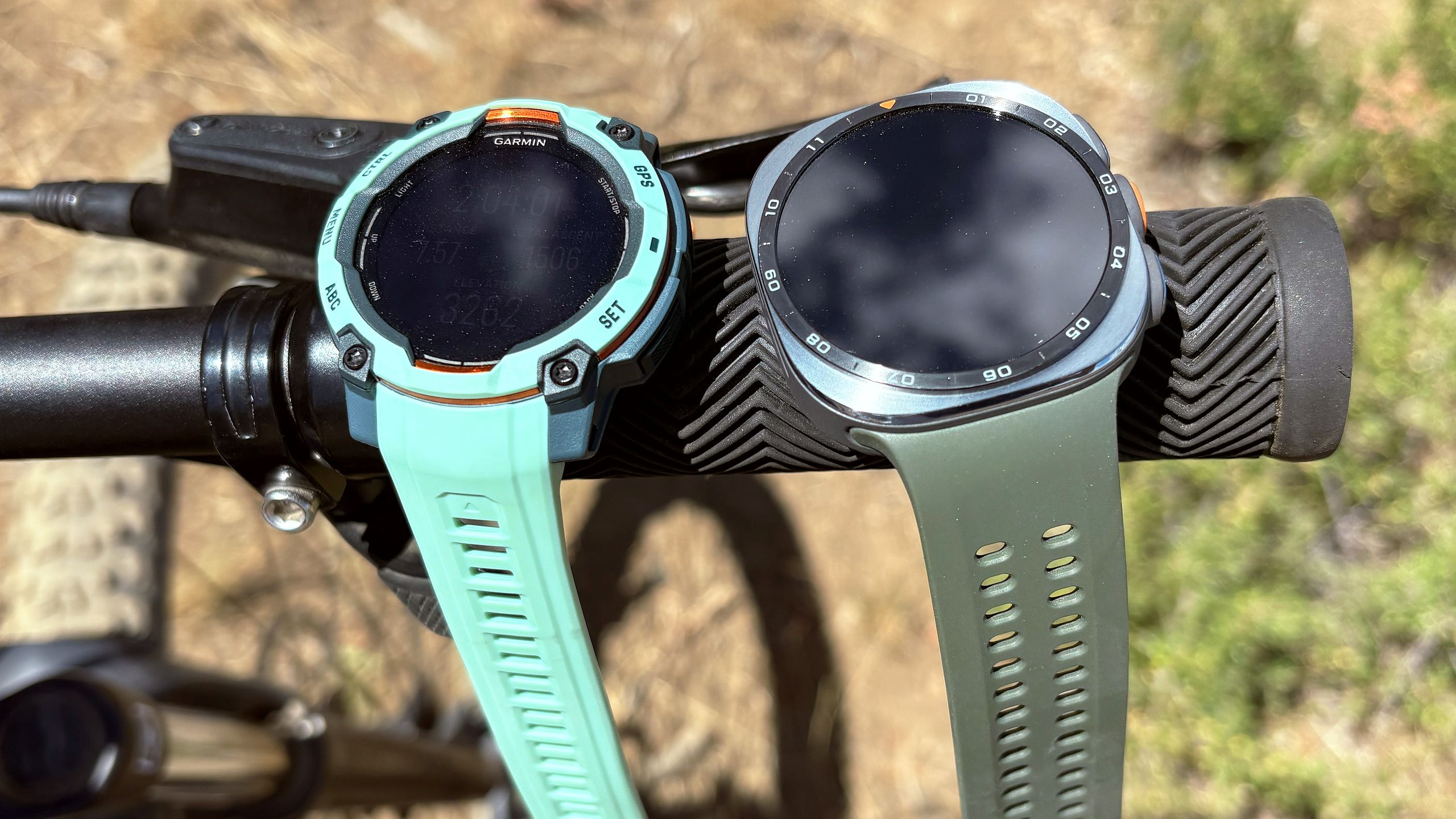 مواجهة Samsung Galaxy Watch Ultra 2 و Garmin Instinct 3: في البرية، الفائز حاسم