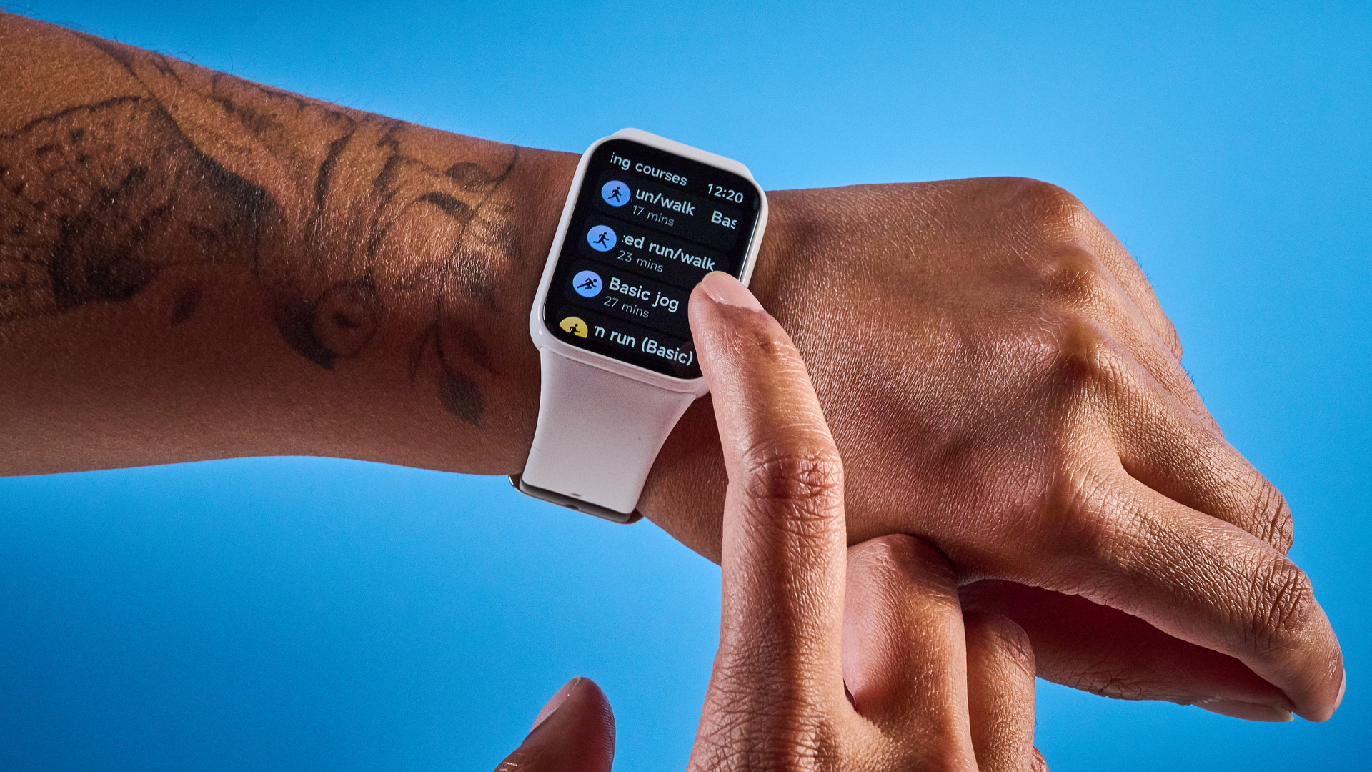 شخص يرتدي ساعة Xiaomi Smart Band 10 Pro