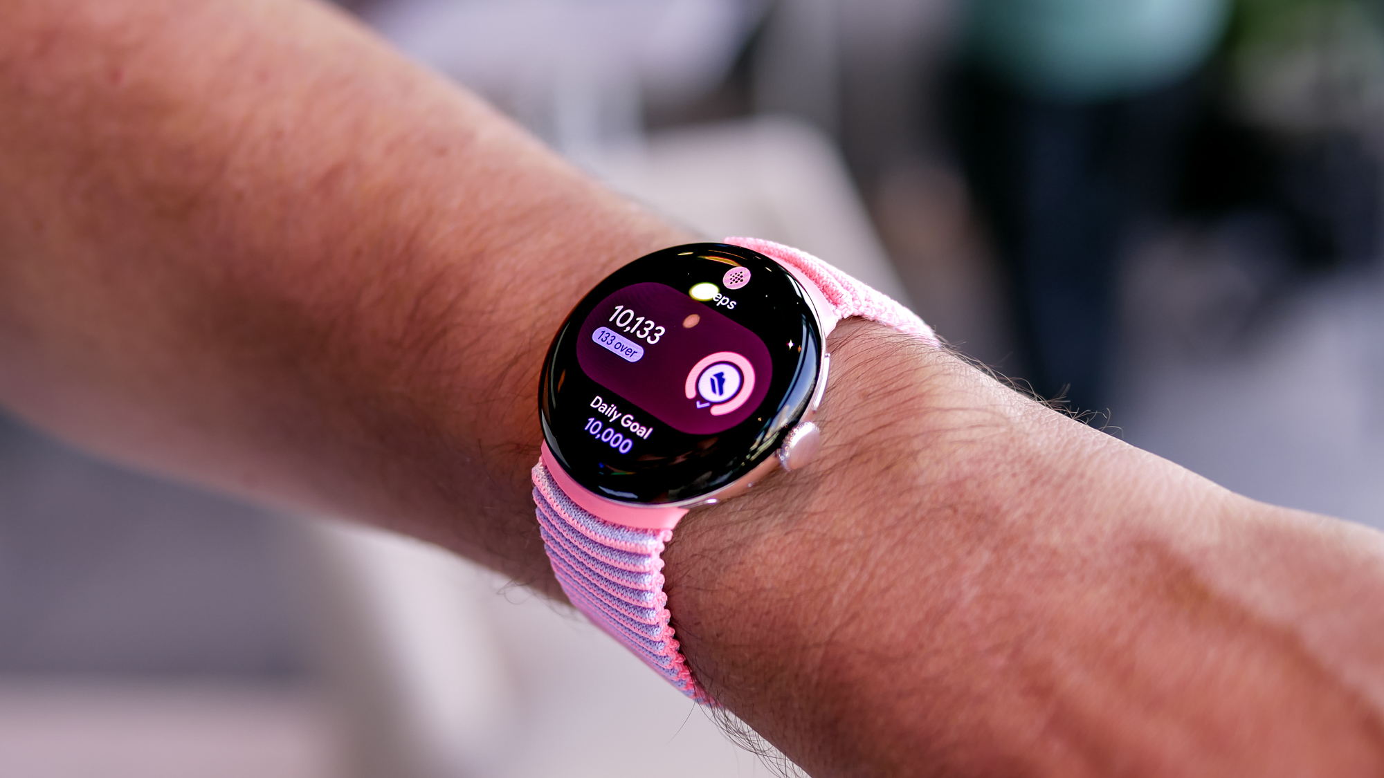 لقطة مقربة لساعة Google Pixel Watch 4