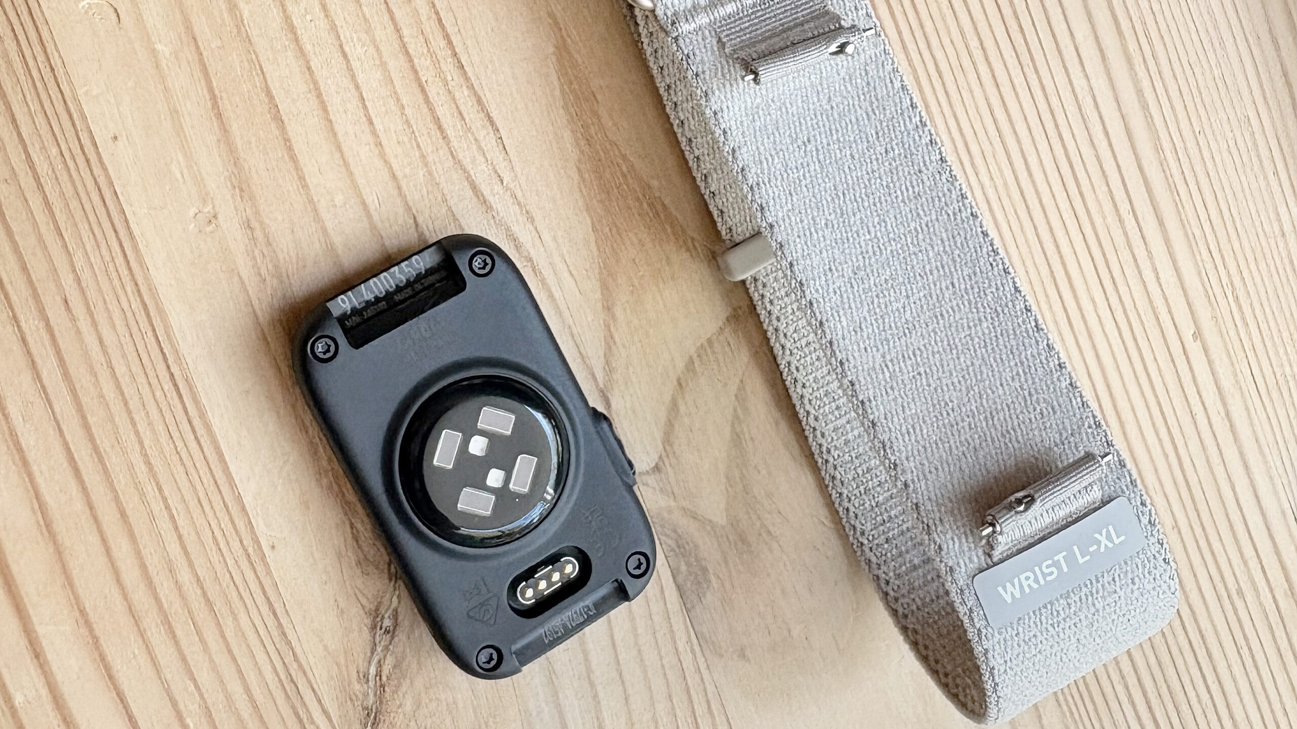 Primer plano de la parte trasera del Garmin Cirqa junto a su correa.