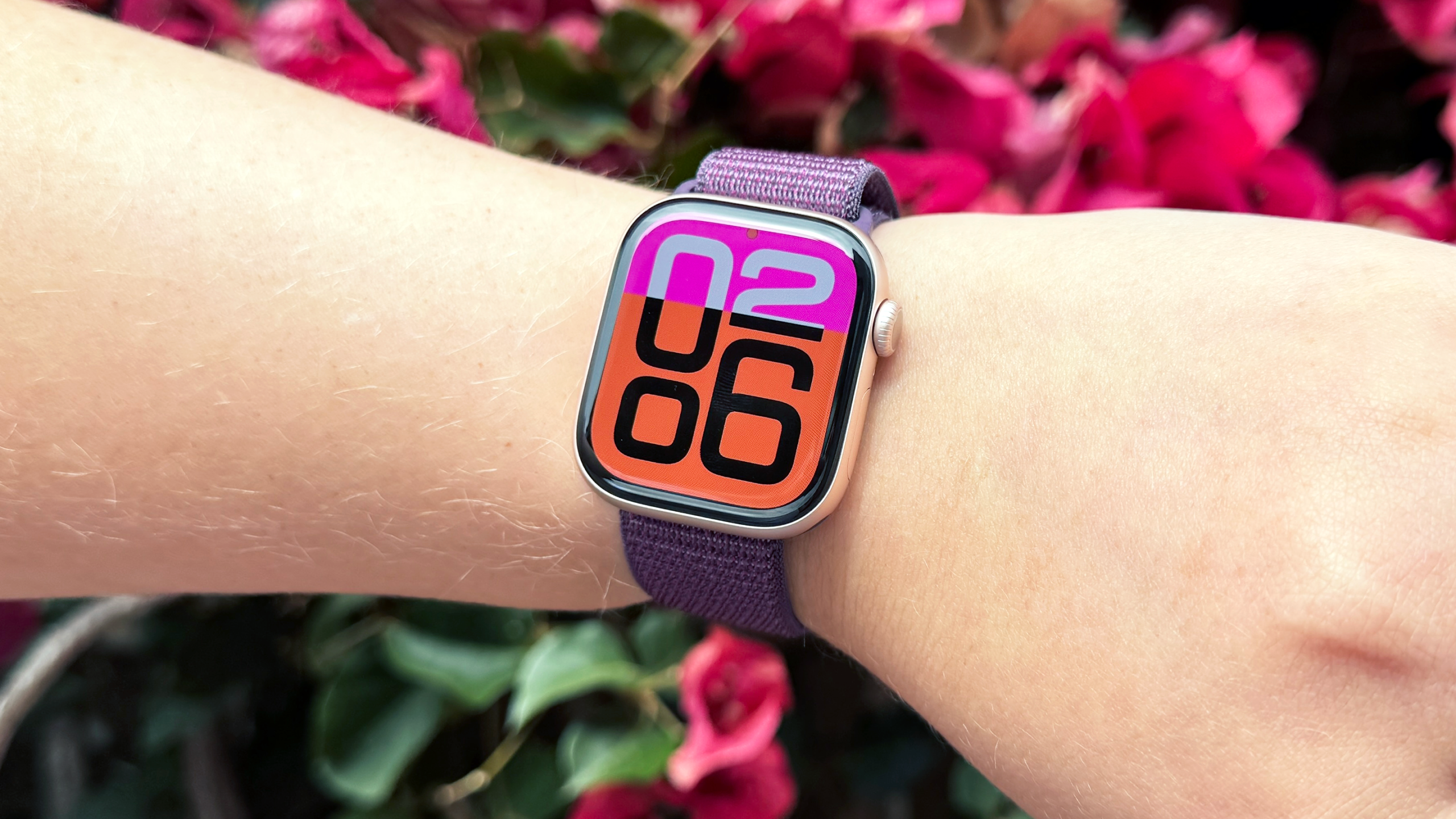ساعة Apple Watch Series 10 على معصم شخص