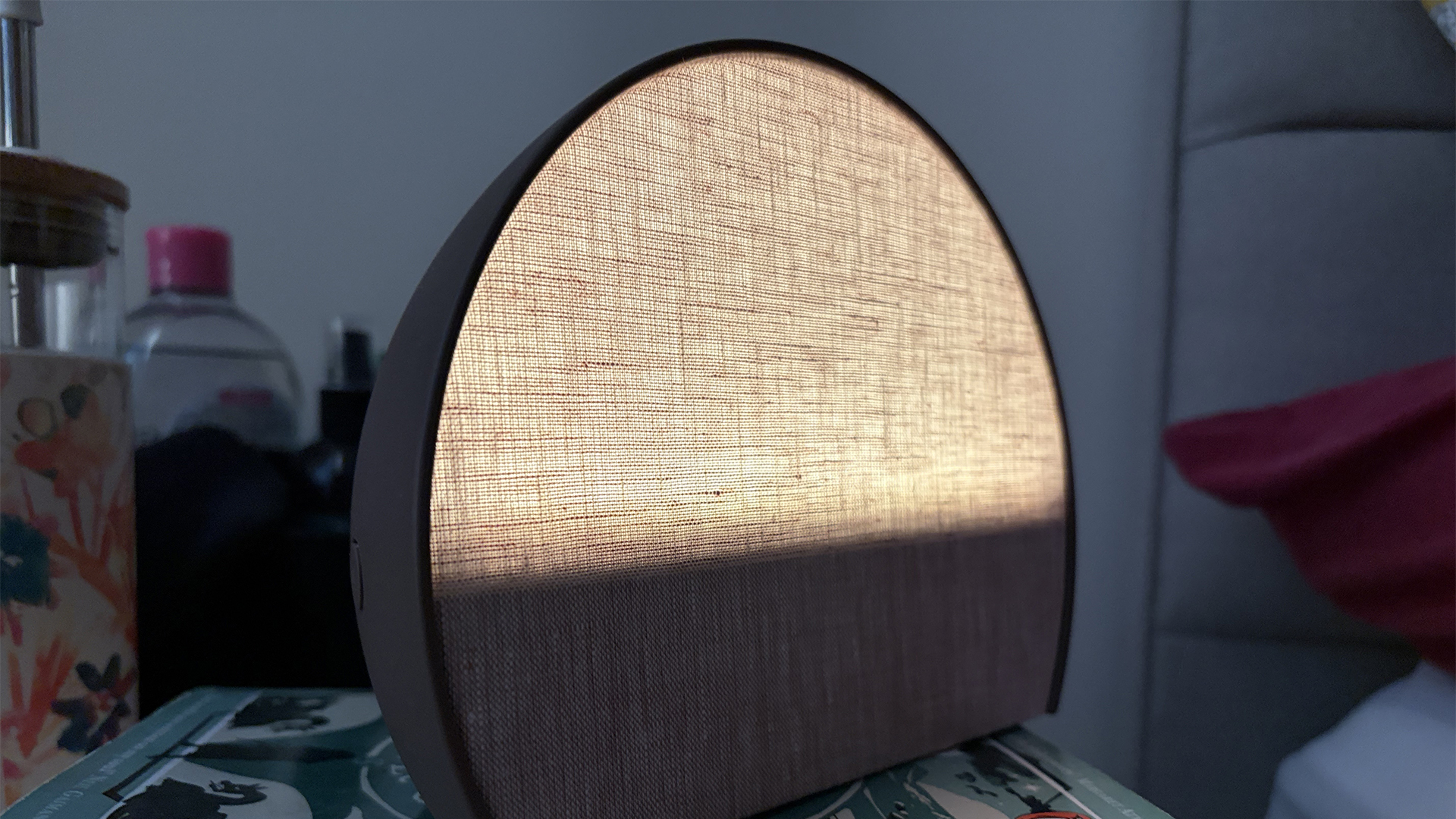 جهاز Hatch Sleep Clock يتوهج بلطف في غرفة شبه مظلمة