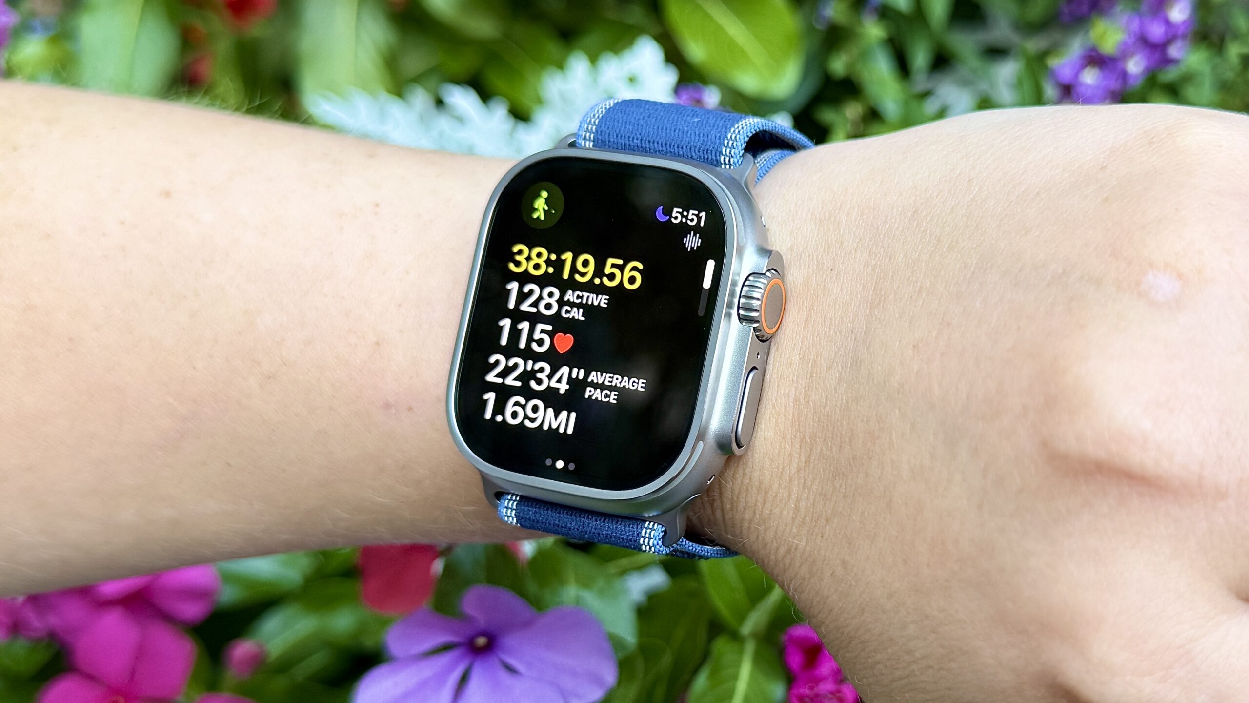 ساعة Apple Watch Ultra 3 على معصم شخص تعرض ملخص النشاط بعد الجري