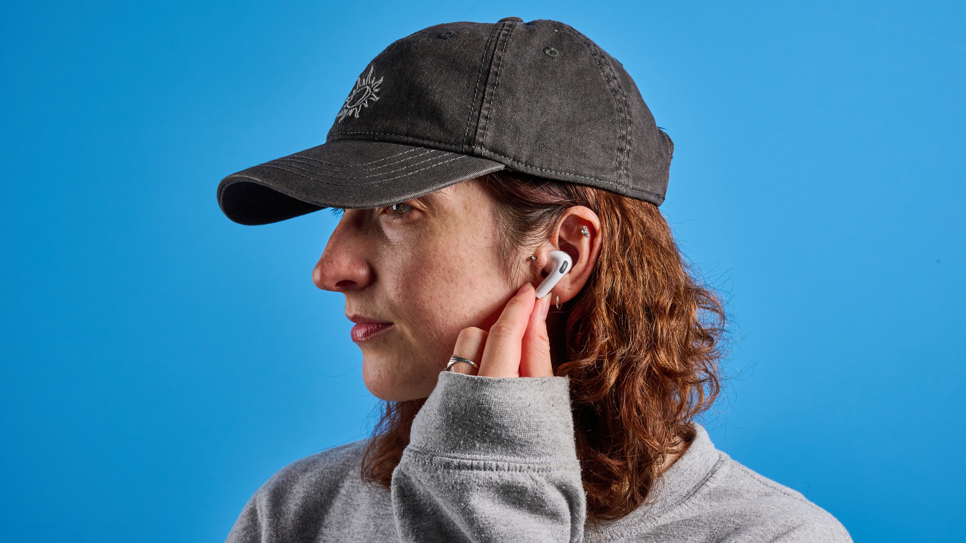 زوج من سماعات Apple AirPods Pro 3