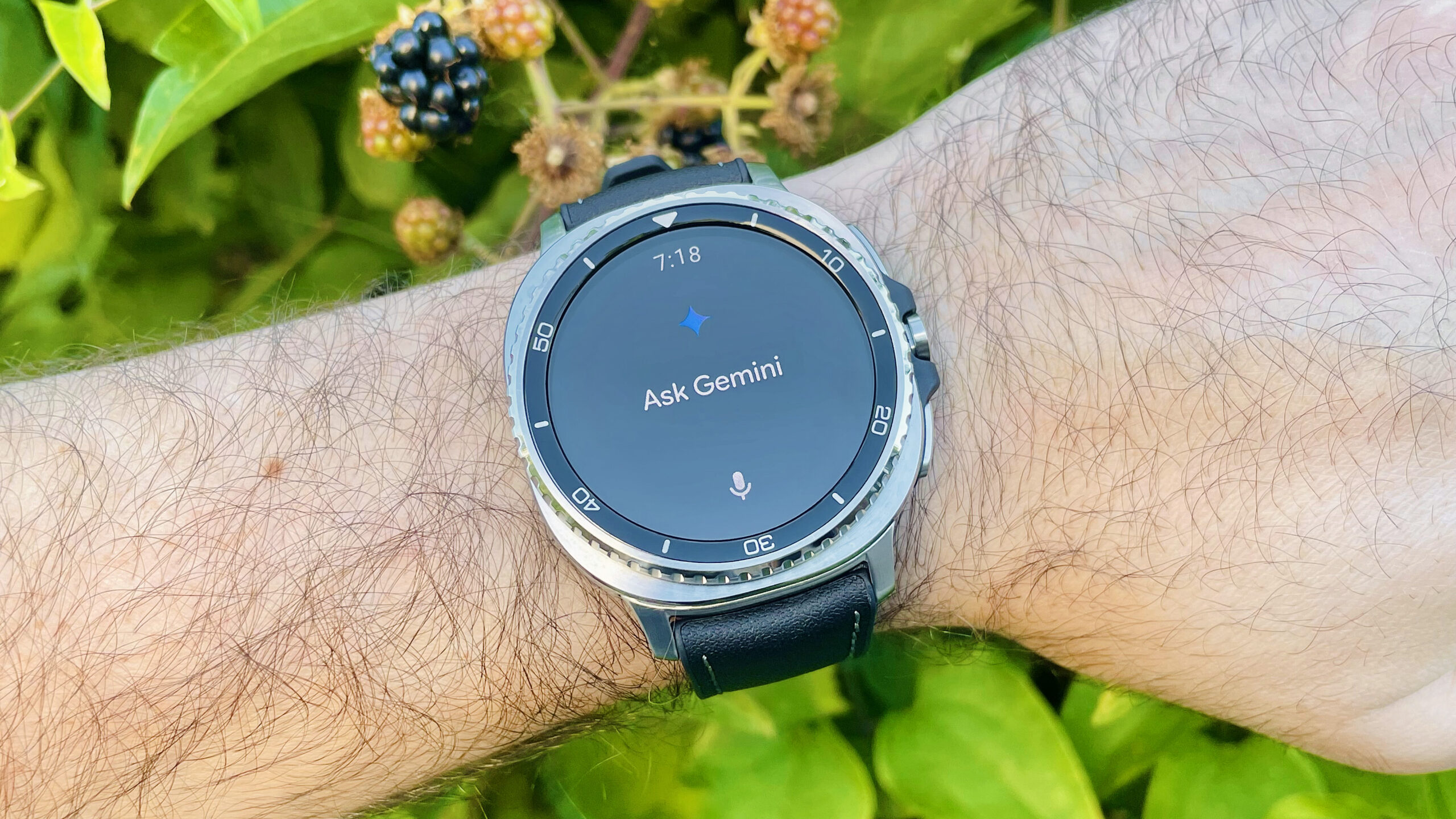 لقطة مقربة لساعة Samsung Galaxy Watch Classic على معصم المستخدم مع تطبيق Gemini AI مفتوح