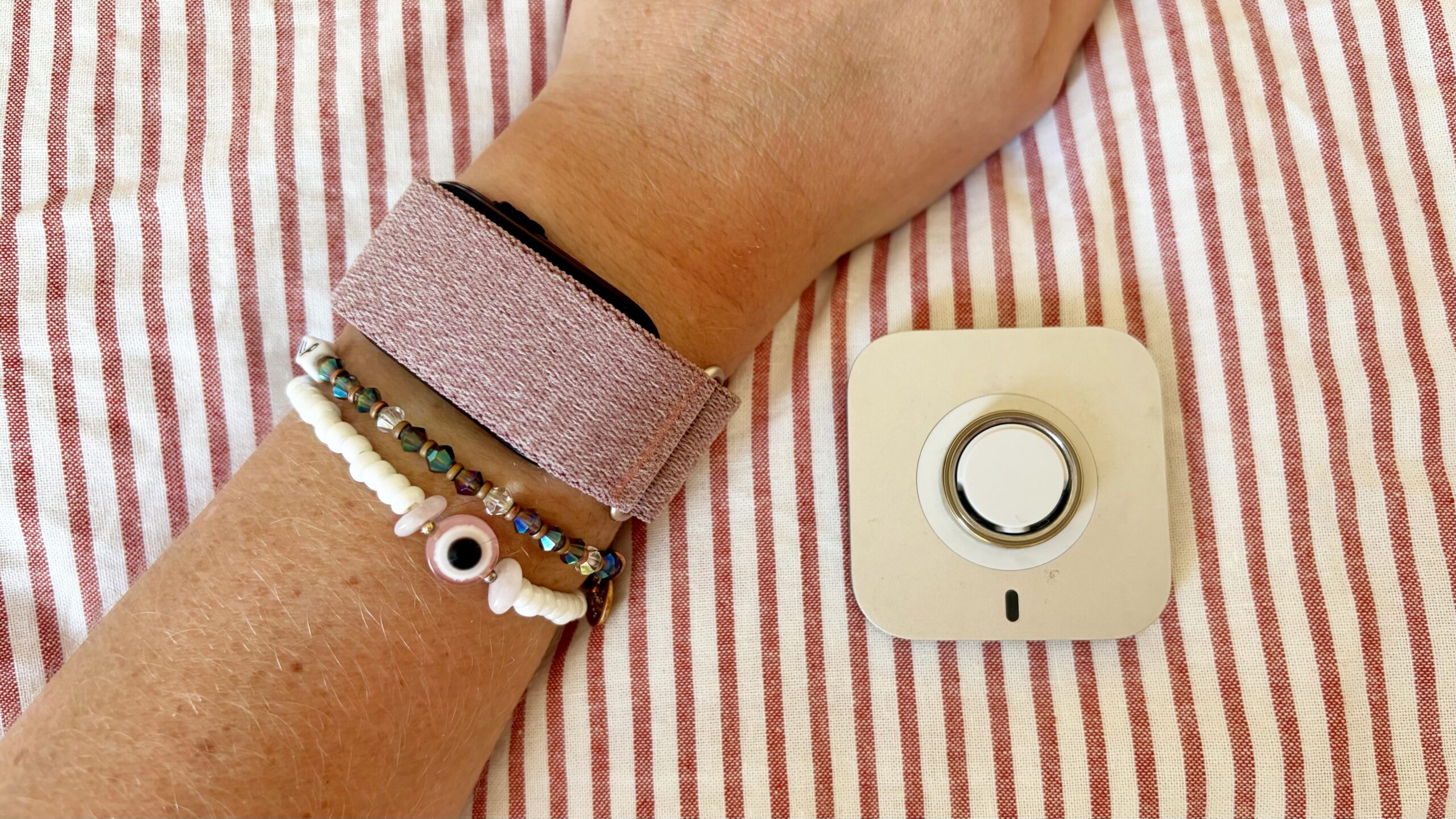 Imagen de una pulsera Garmin Cirqa y un anillo Oura 5