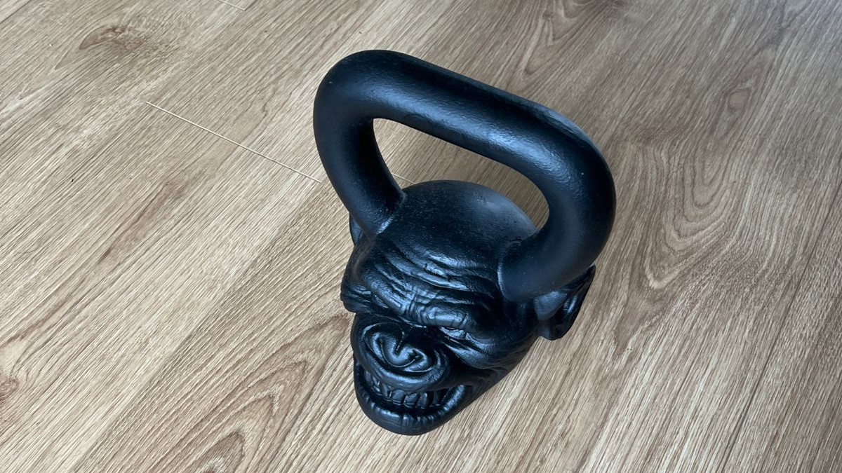 لقطة مقربة لكيتل بيل ONNIT Primal Chimp على أرضية خشبية أثناء اختبار أفضل الكيتل بيلز