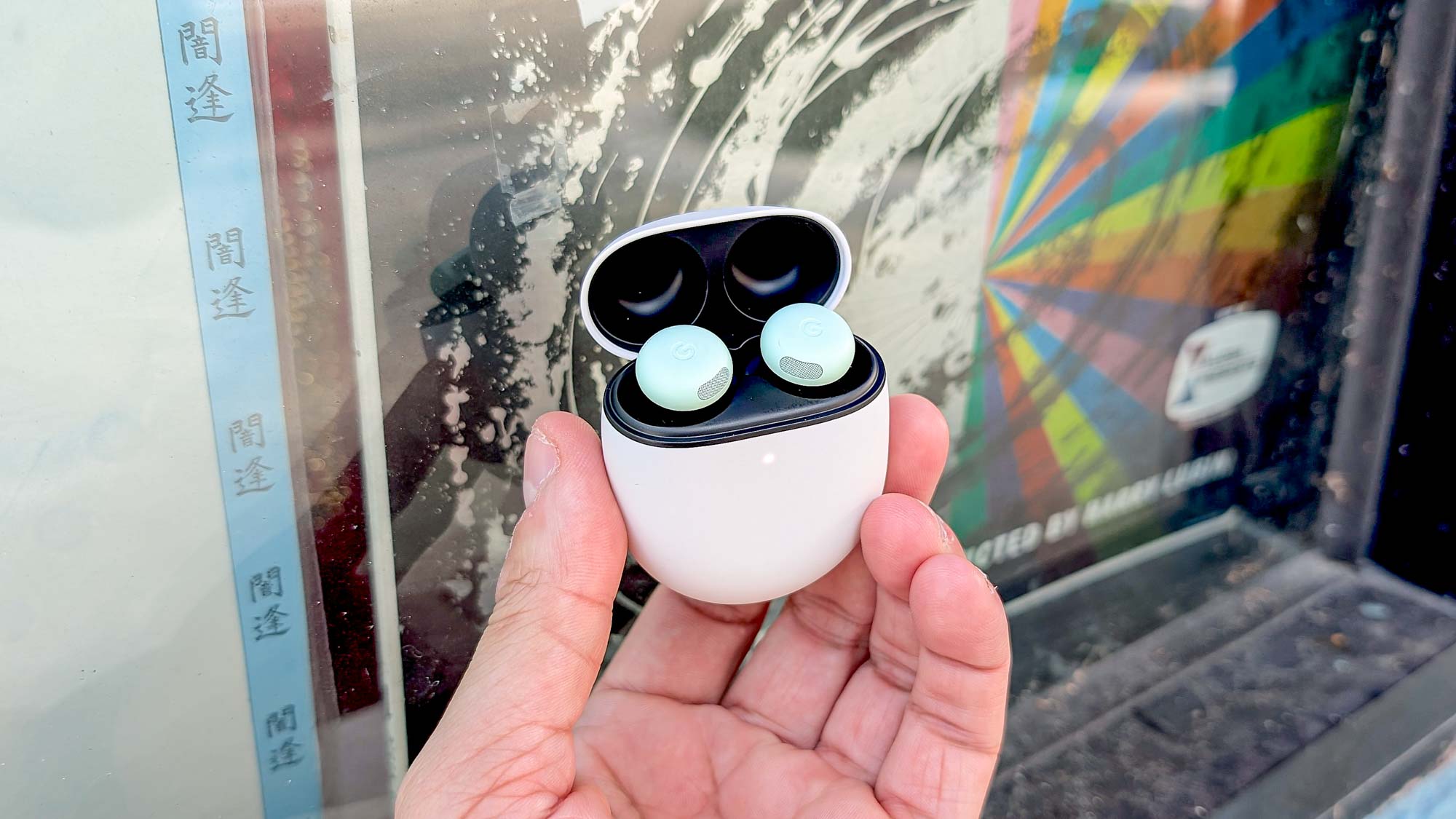 سماعات Google Pixel Buds 2 Pro في اليد