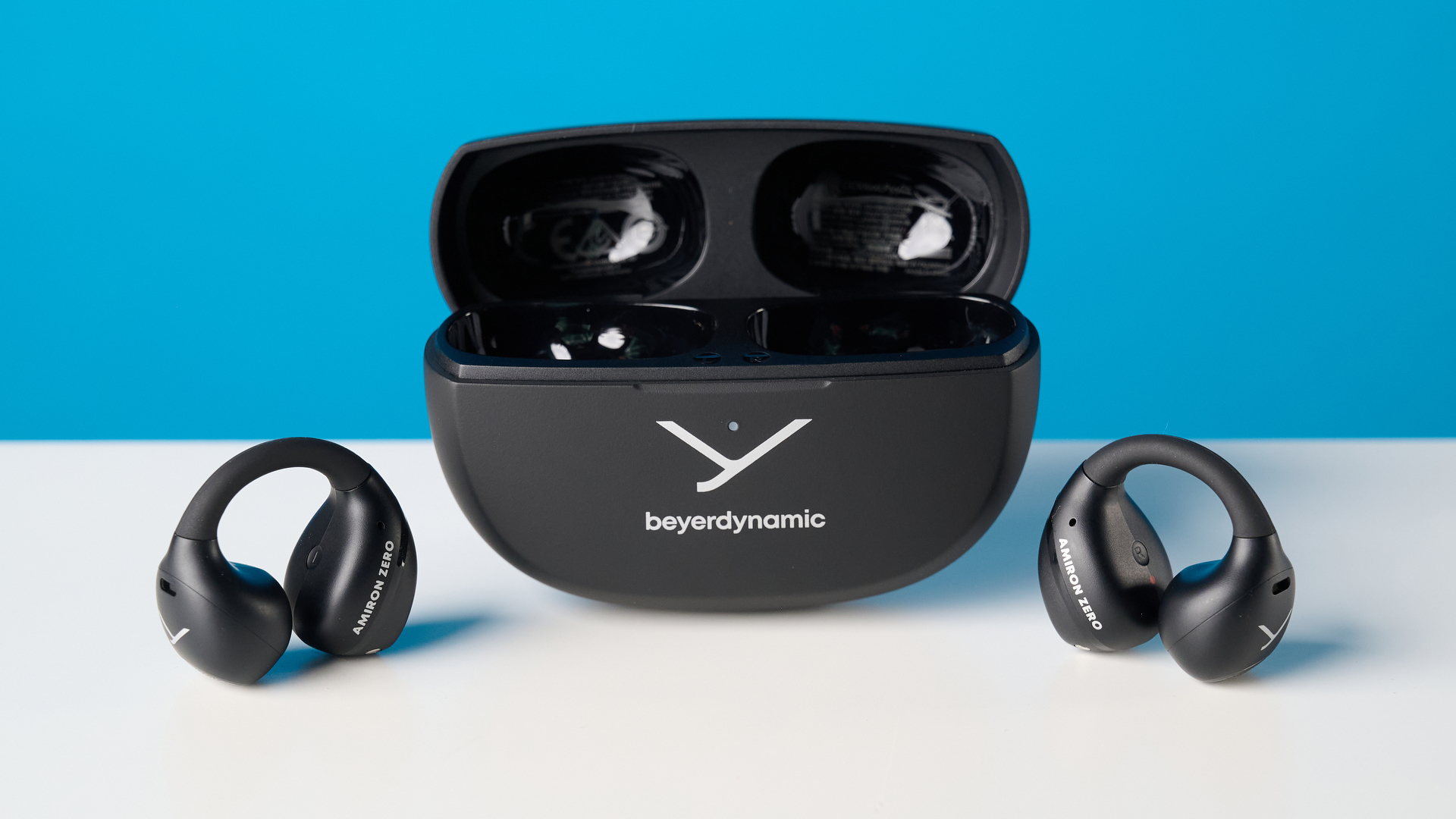 سماعات أذن Beyerdynamic Amiron ZERO مفتوحة مصورة على خلفية زرقاء