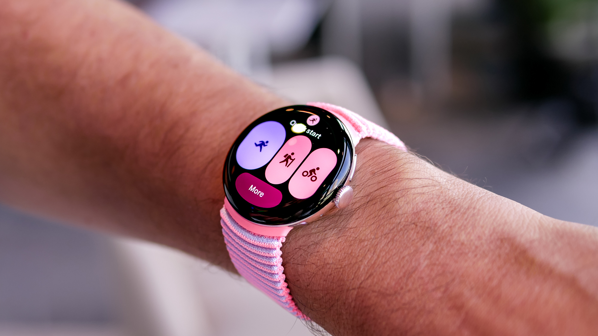 لقطة مقربة لساعة Google Pixel Watch 4 على معصم شخص